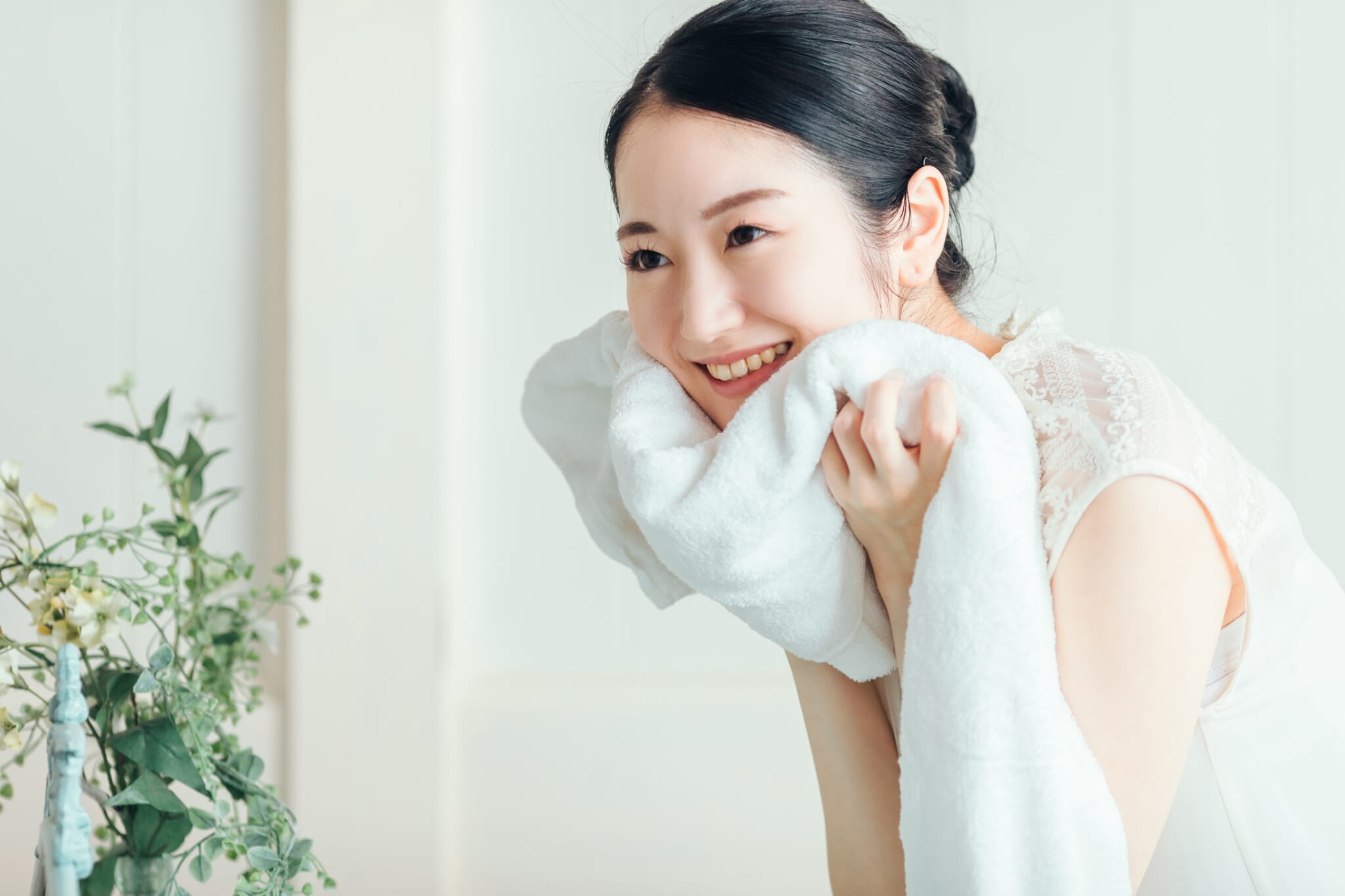 顔をタオルドライする女性