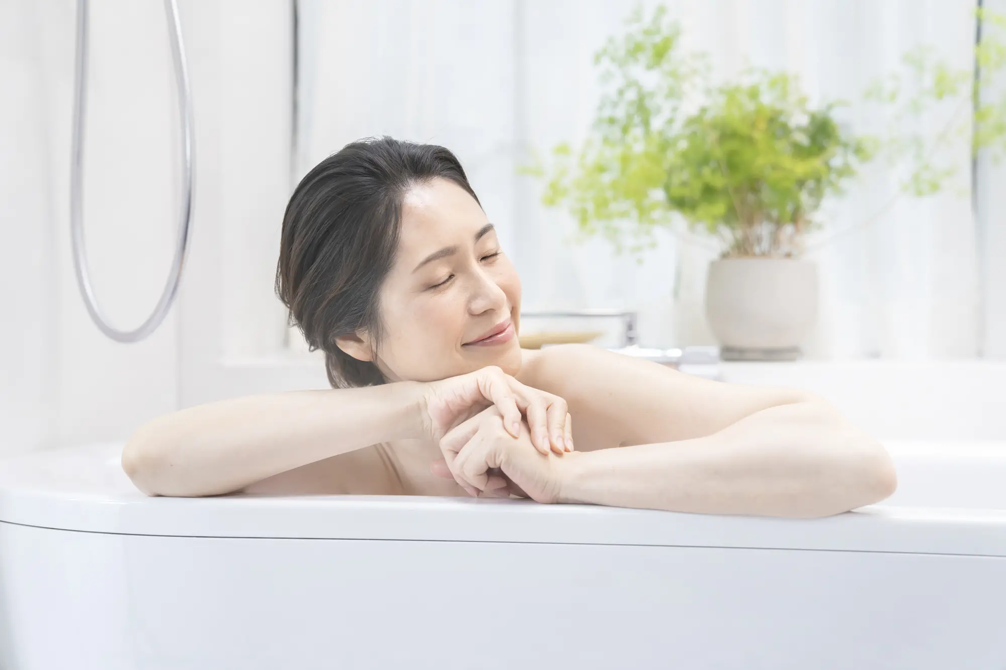 湯船に浸かる女性