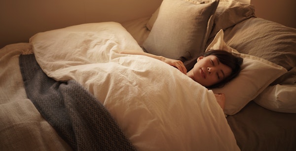 眠る女性