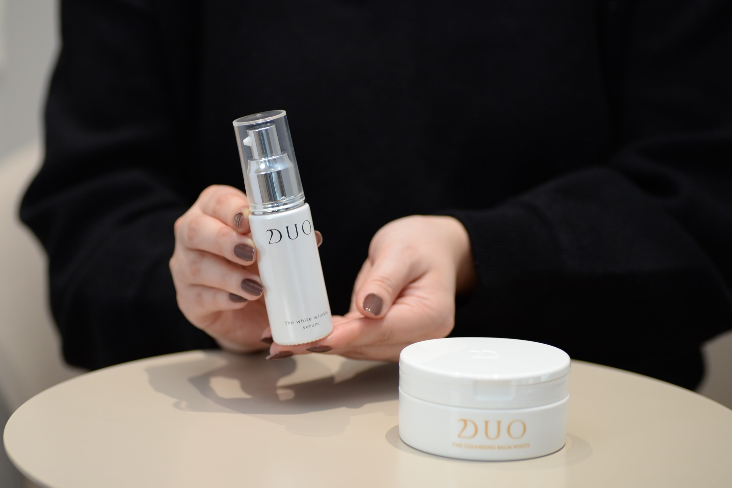 インタビュー風景_DUO ザ 薬用美白リンクルセラムを手に持つ杉本さん