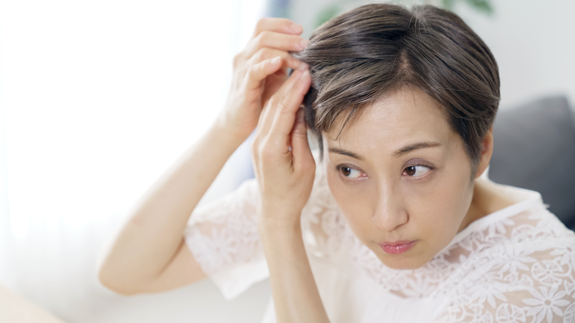 生え際を気にする女性