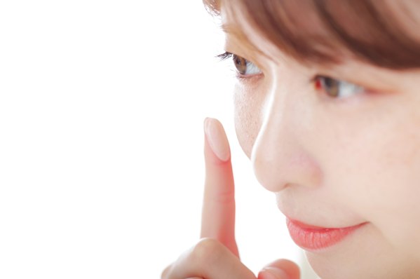 メイクする女性