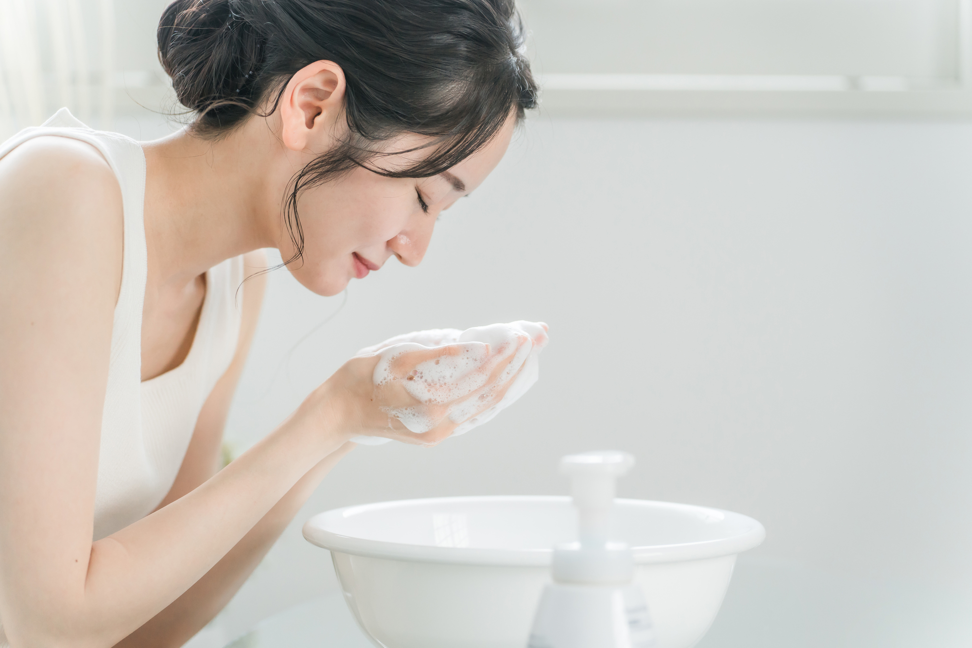 洗顔する女性