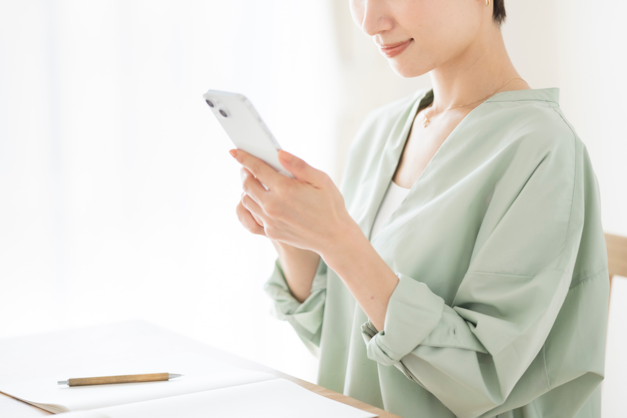 スマホを操作する女性