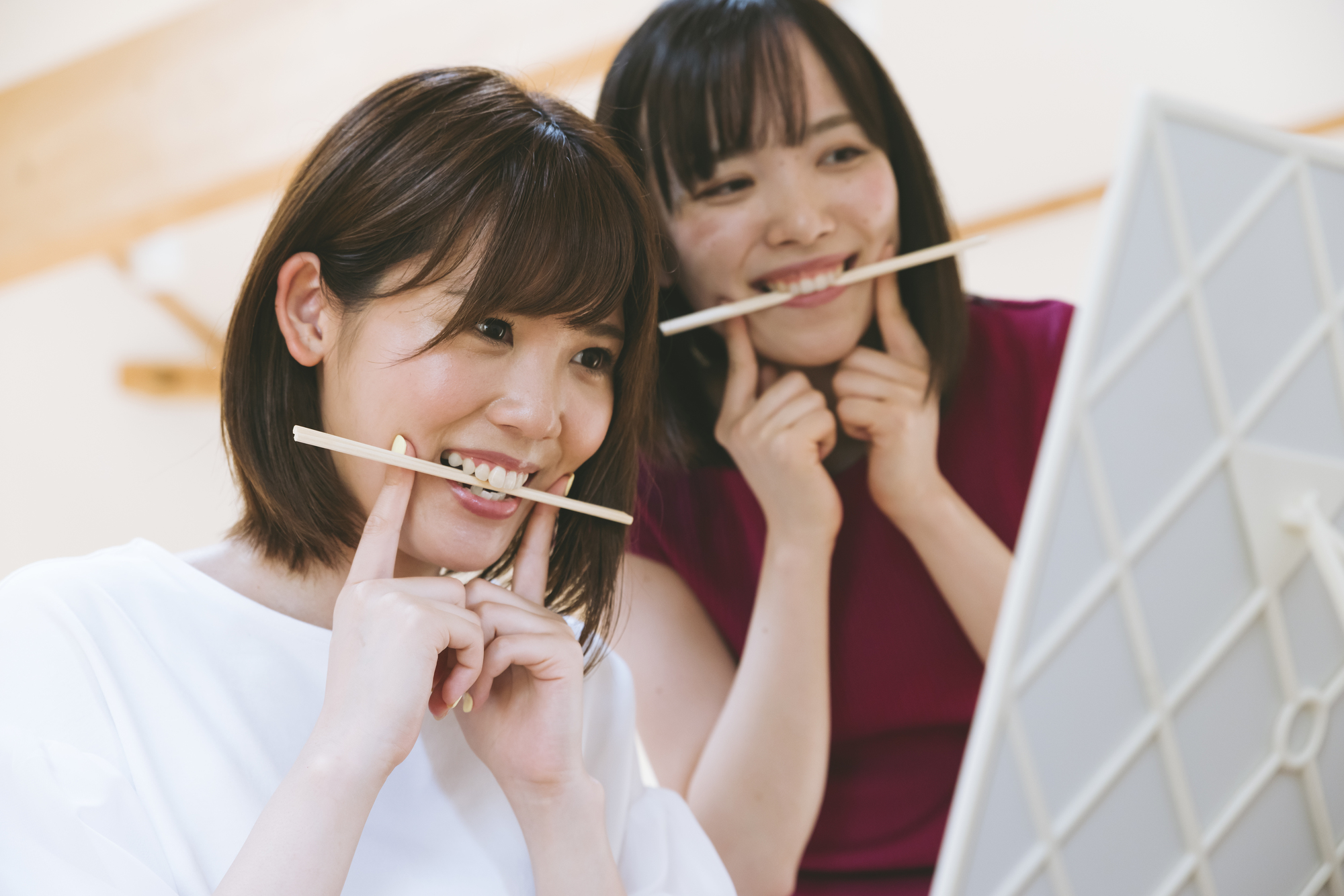 表情筋・口角トレーニングする女性