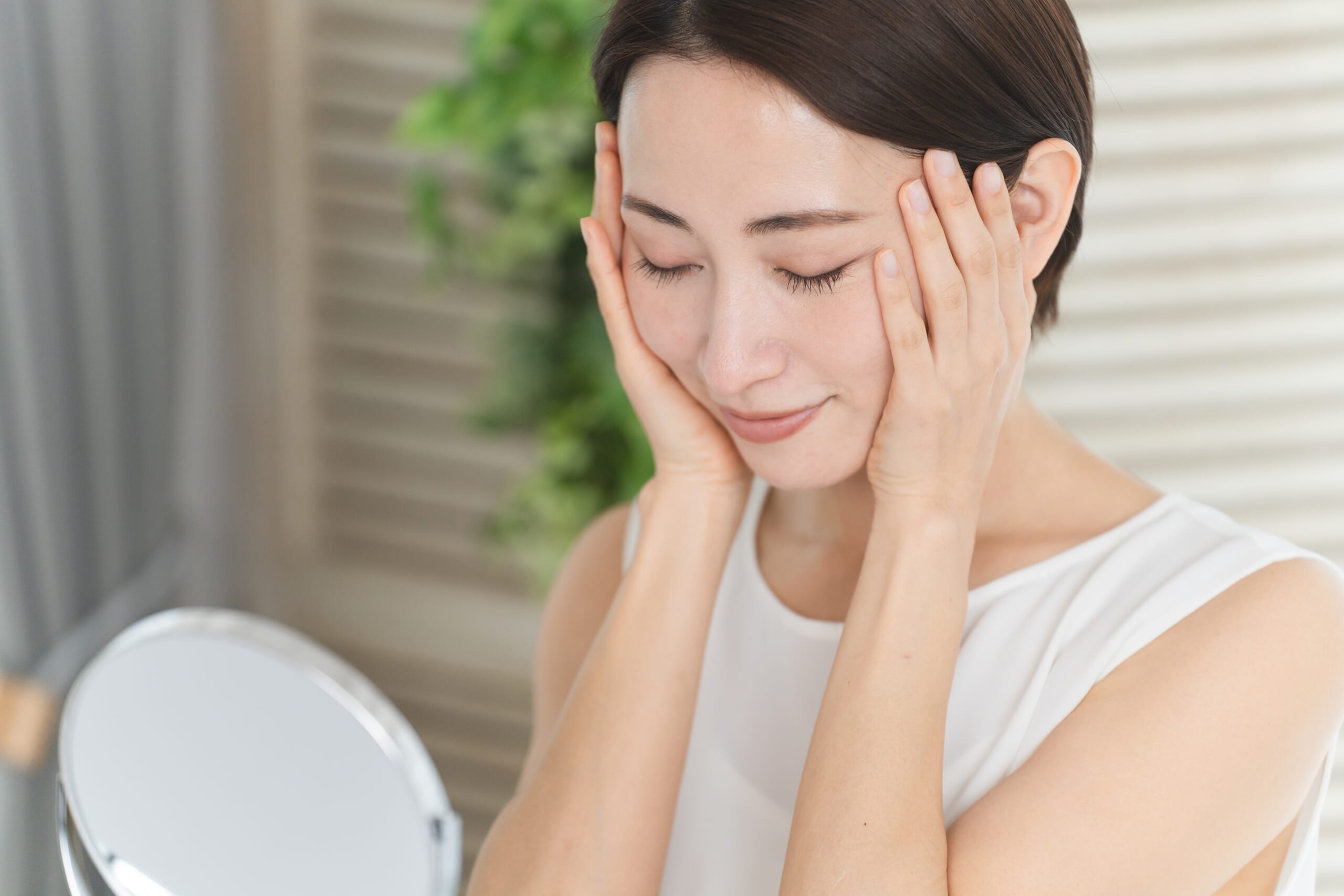 スキンケアをする若い女性