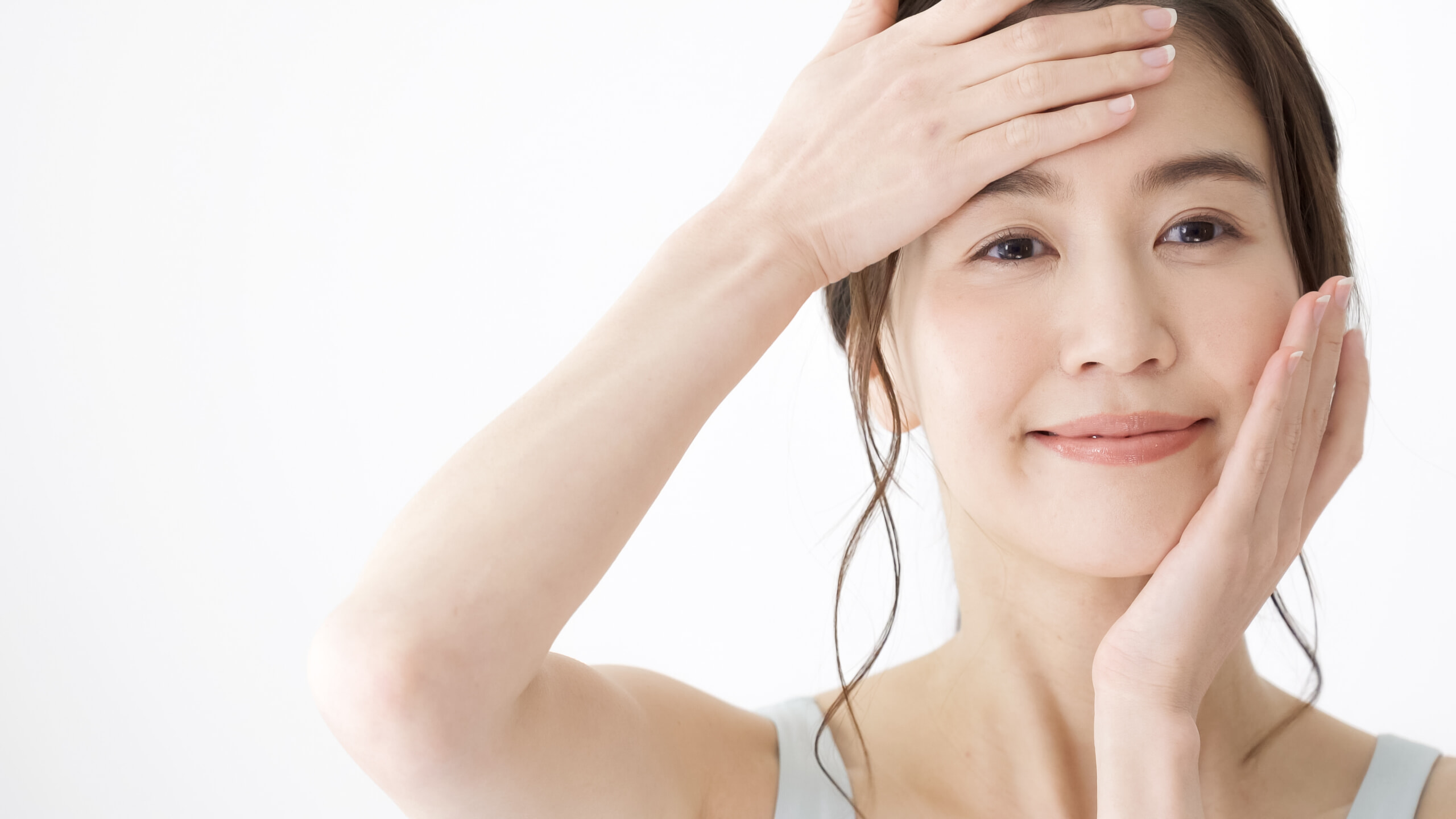 スキンケアする女性