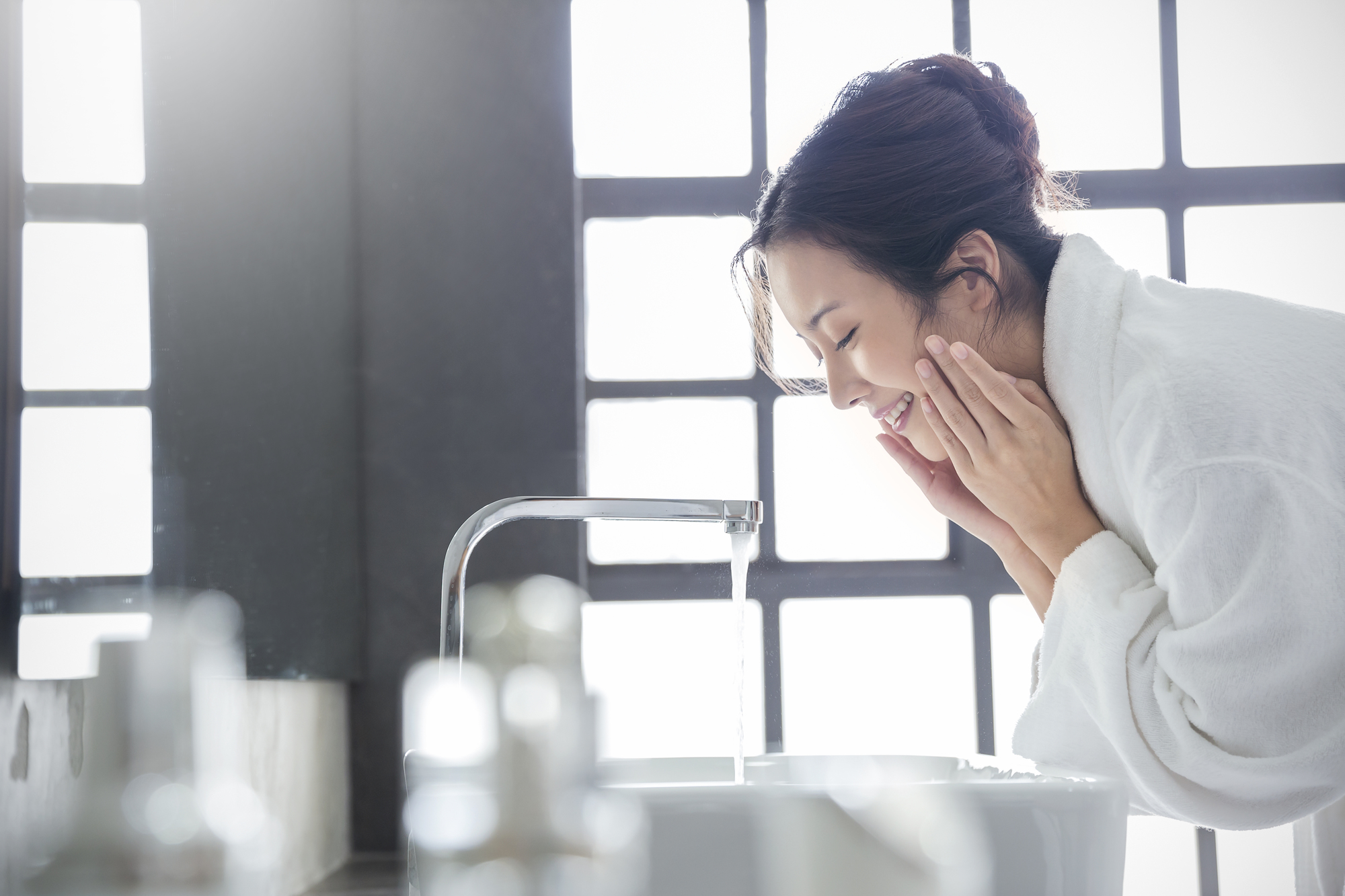洗顔する女性