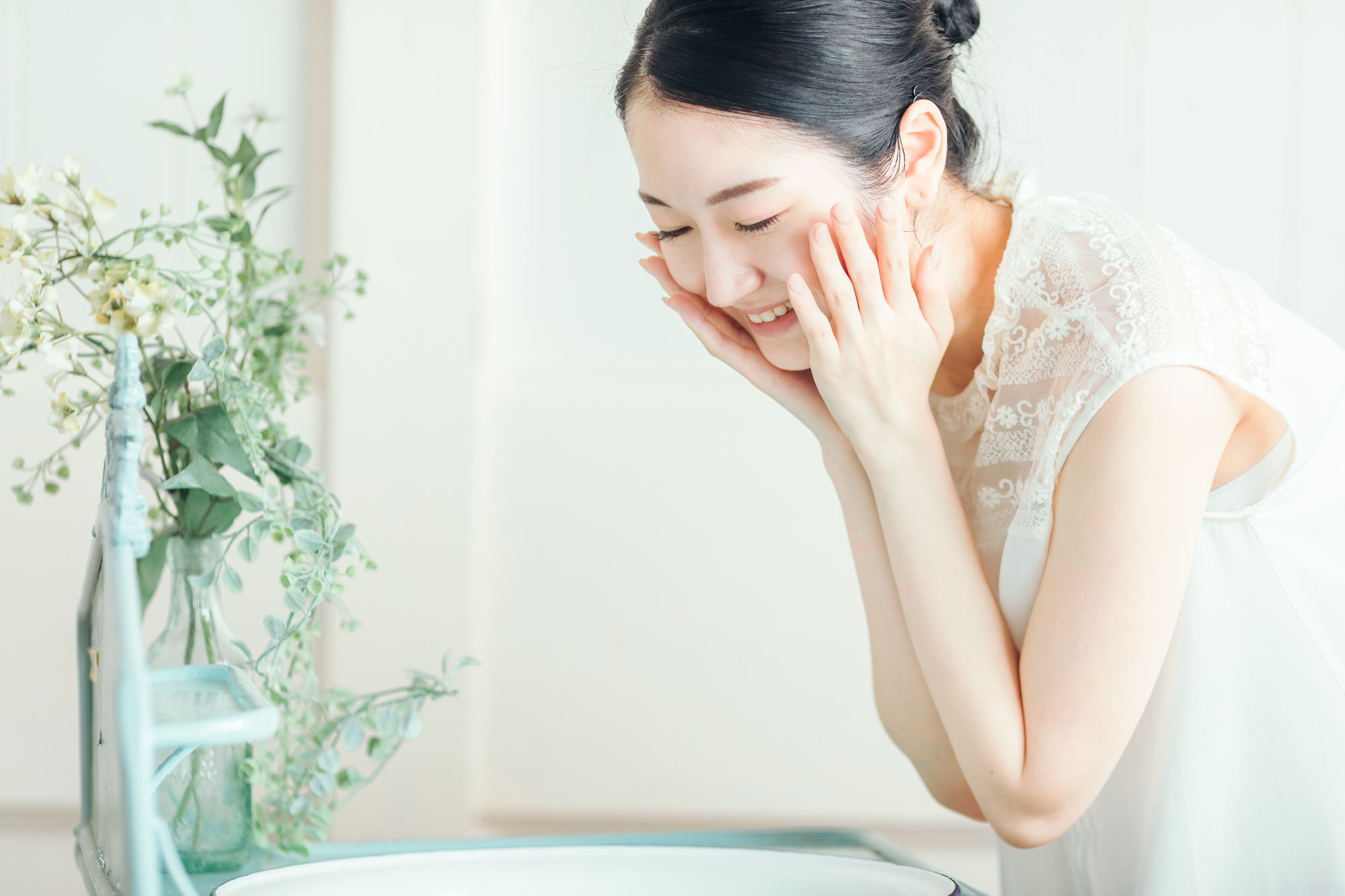 洗顔する女性