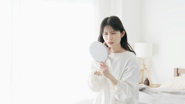 肌あれに悩む女性