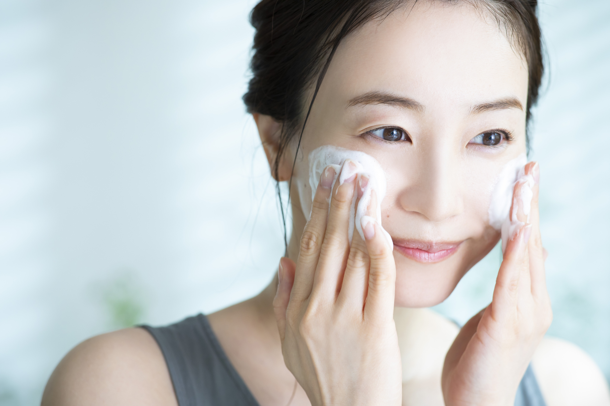 洗顔する女性
