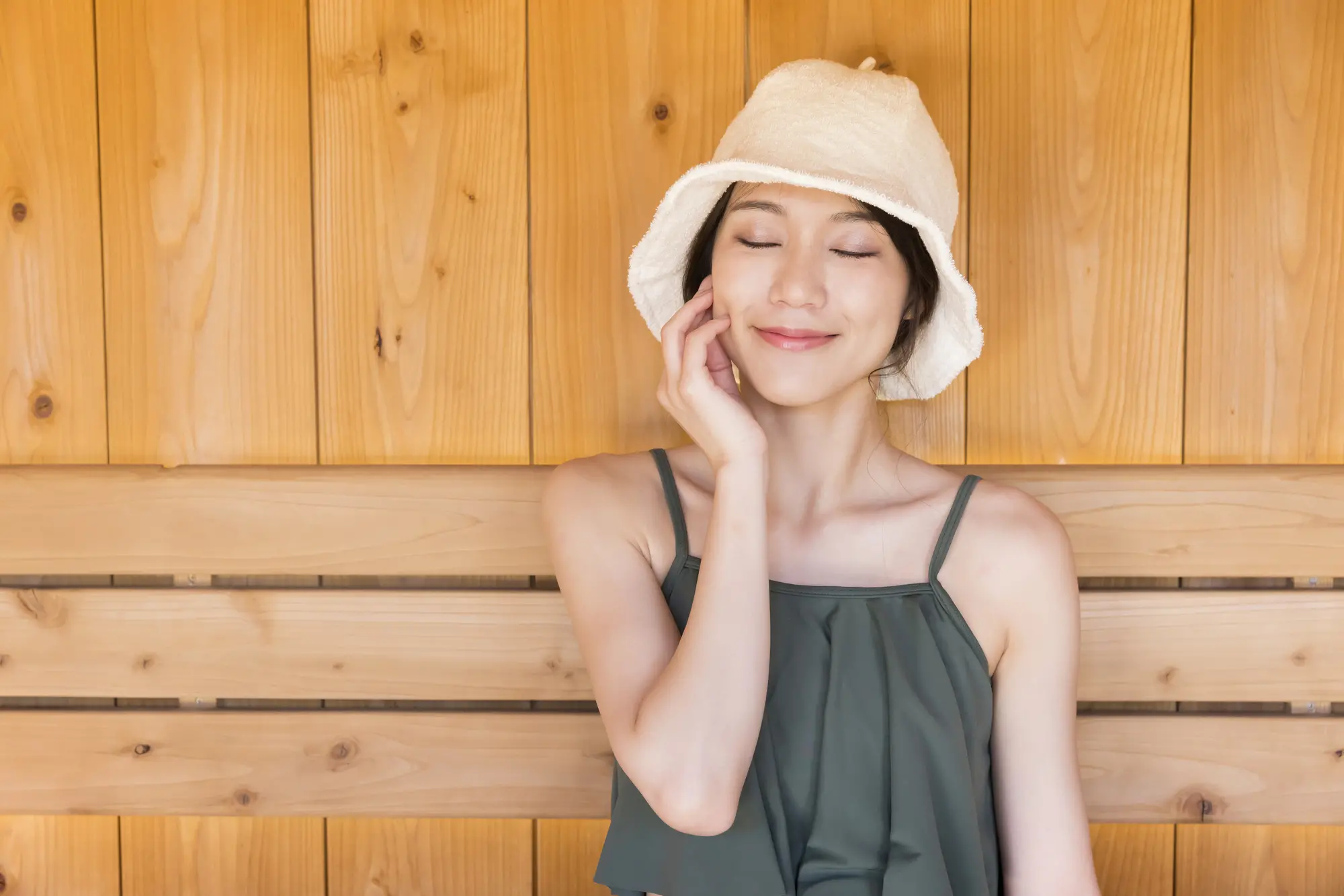 サウナに入る女性