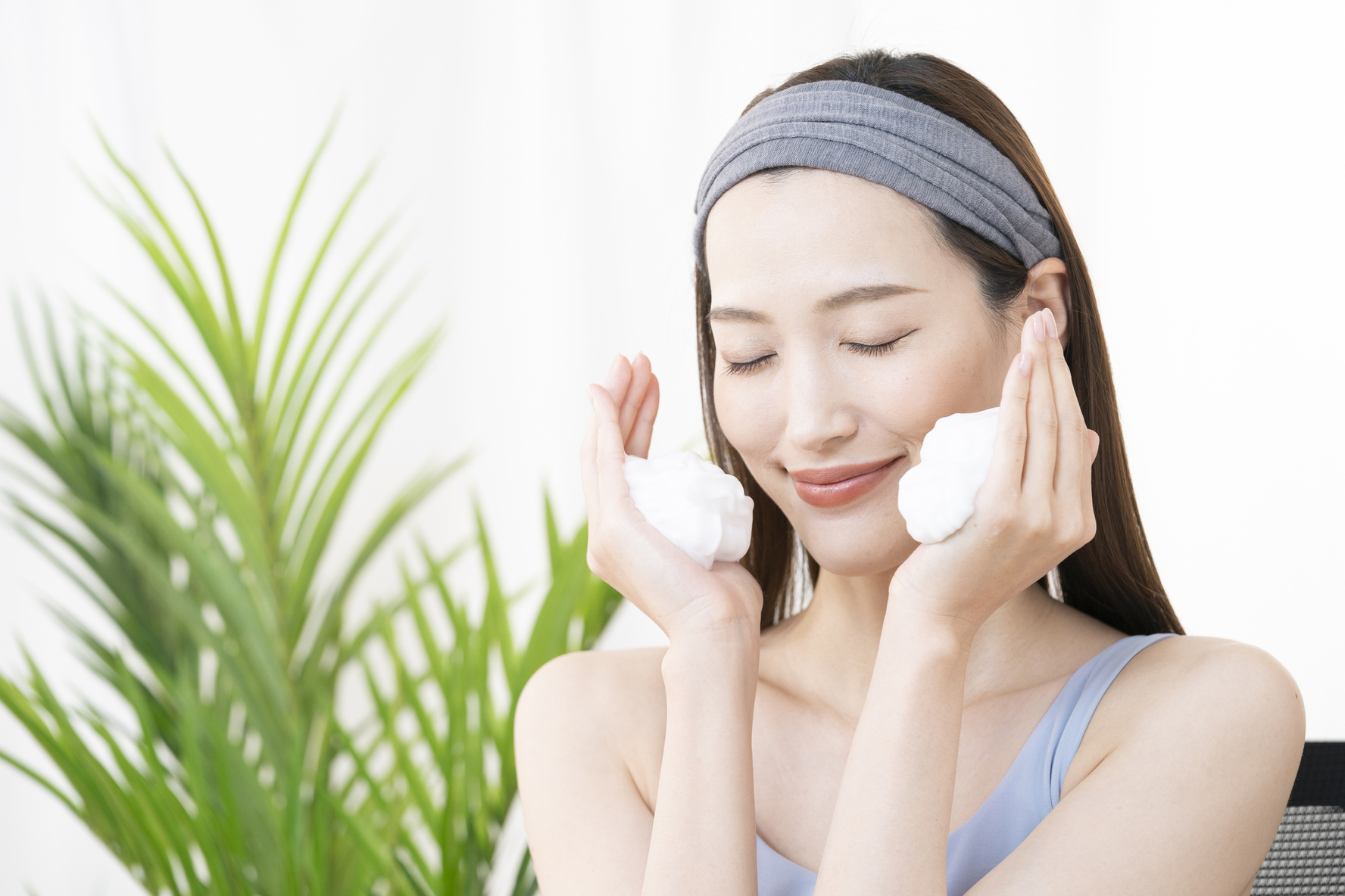 洗顔する女性