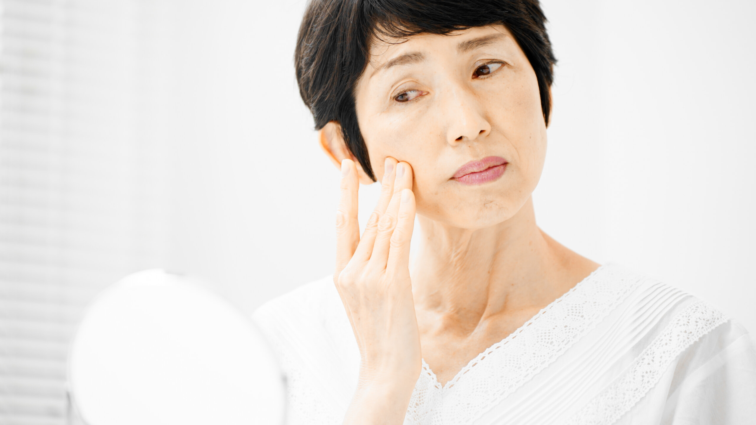 口元を気にする女性