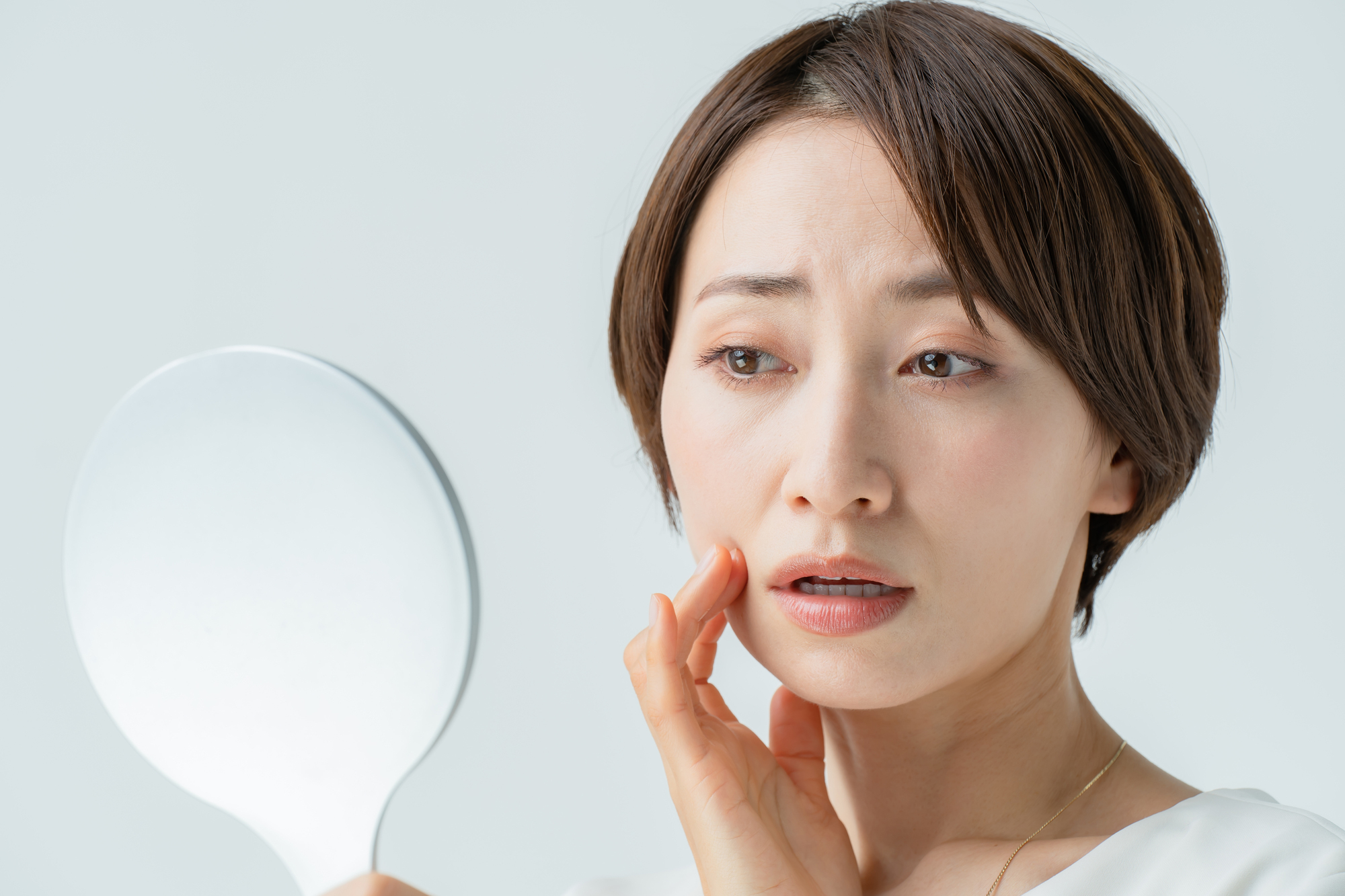 肌あれに悩む女性