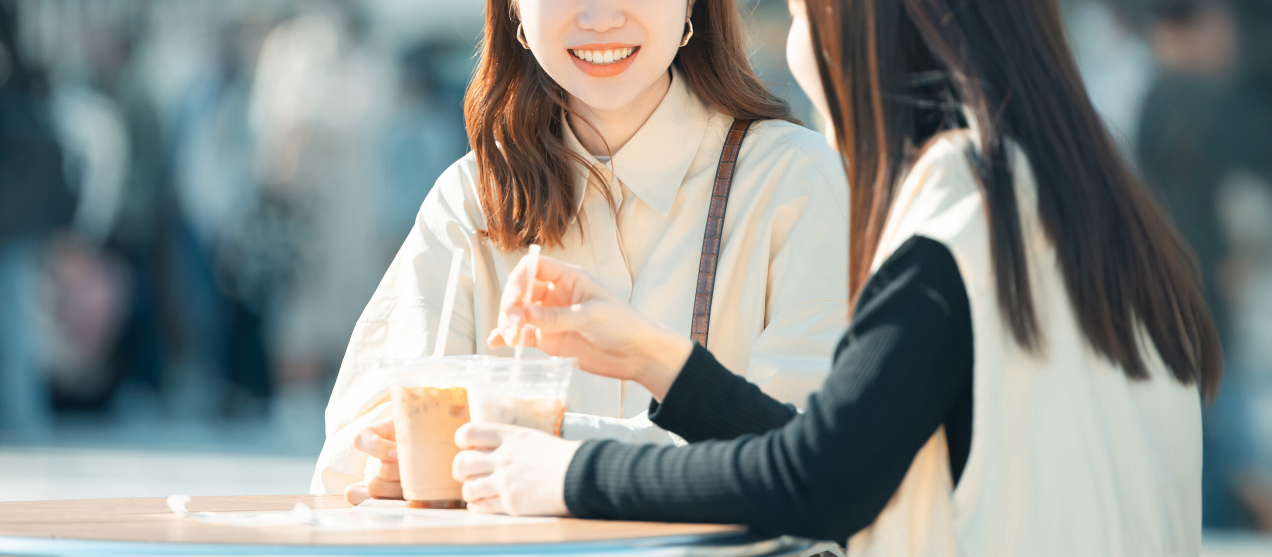 カフェテラスで話す女性