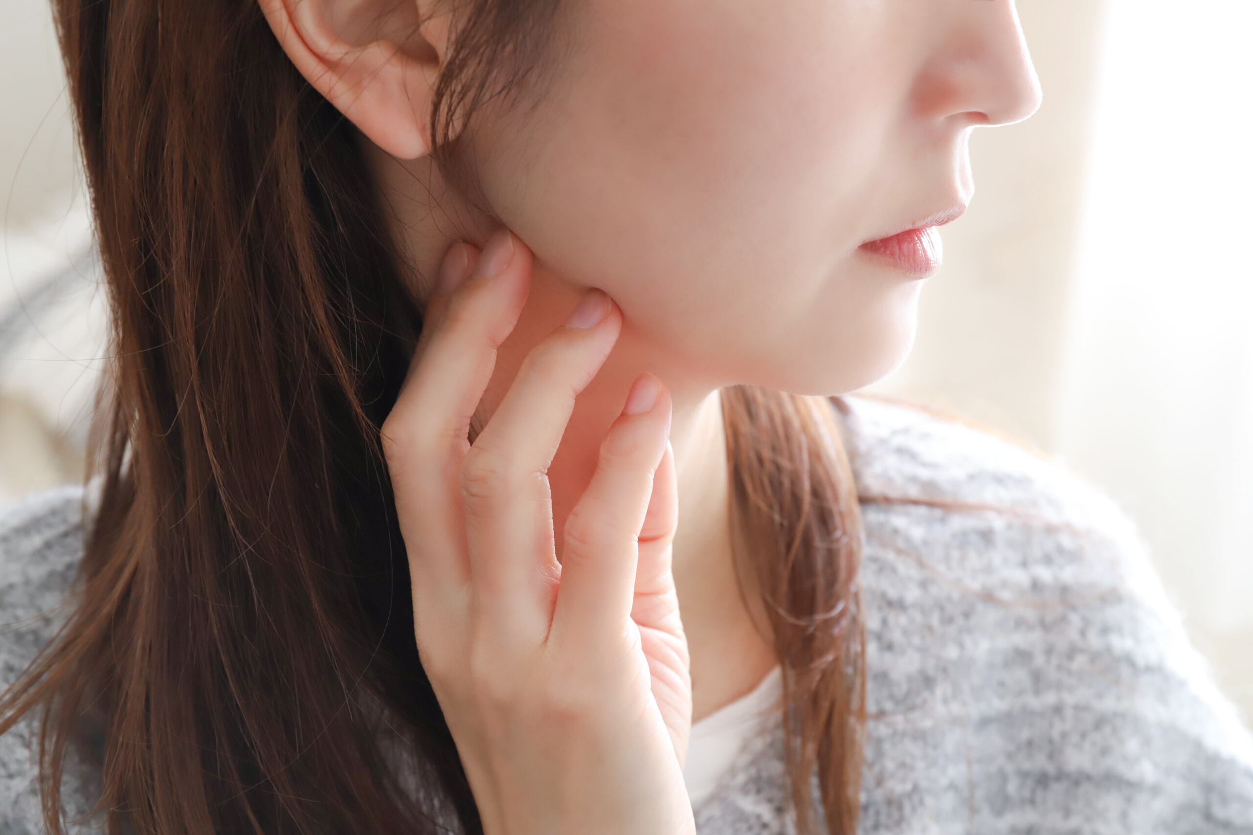 肌あれに悩む女性