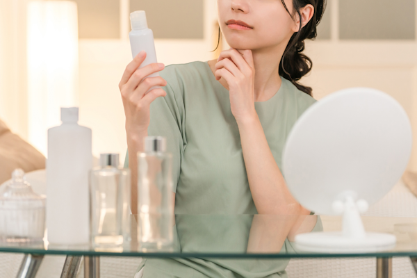 スキンケアする女性