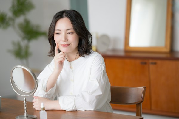 肌チェックする女性