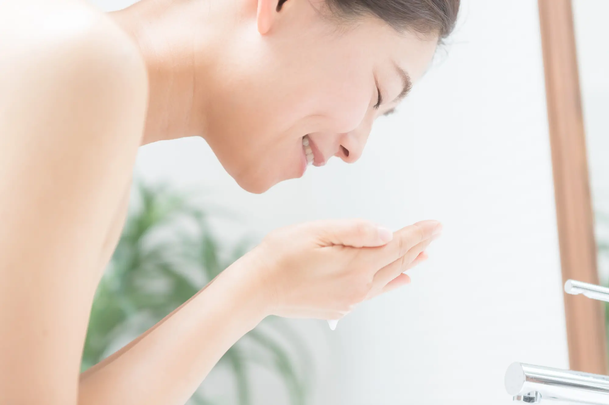 洗顔する女性