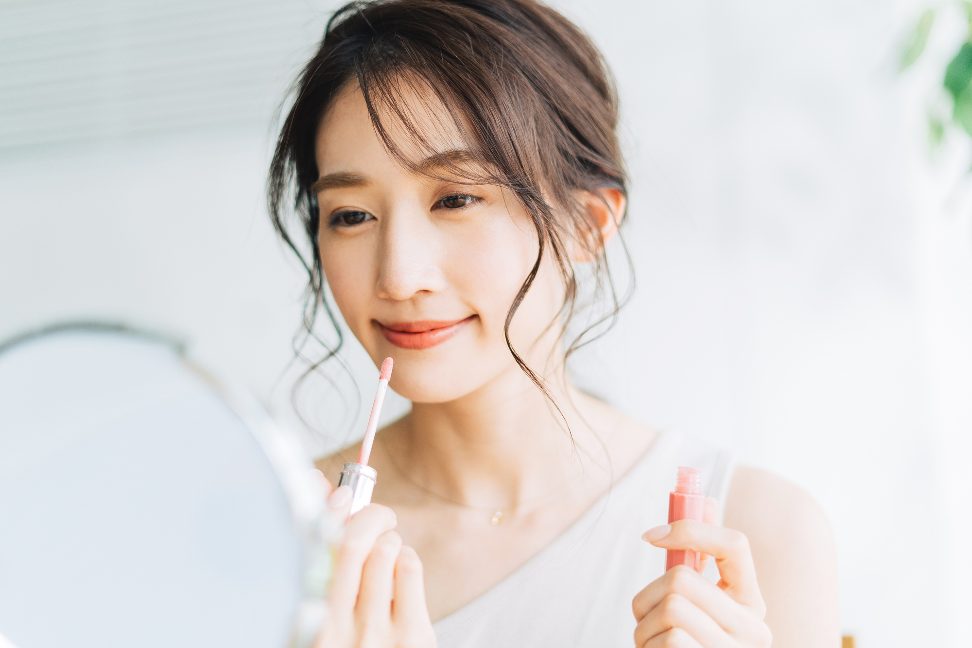 メイクアップする女性