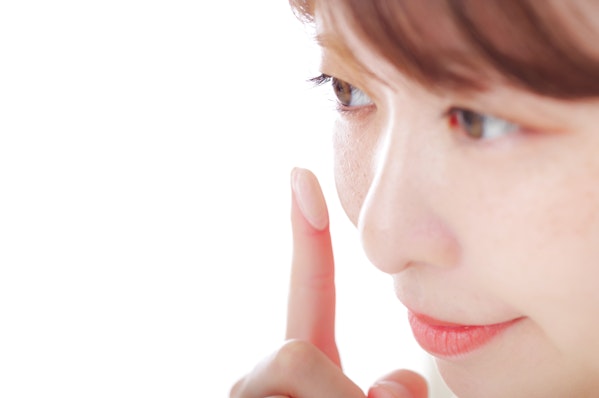 メイクする女性