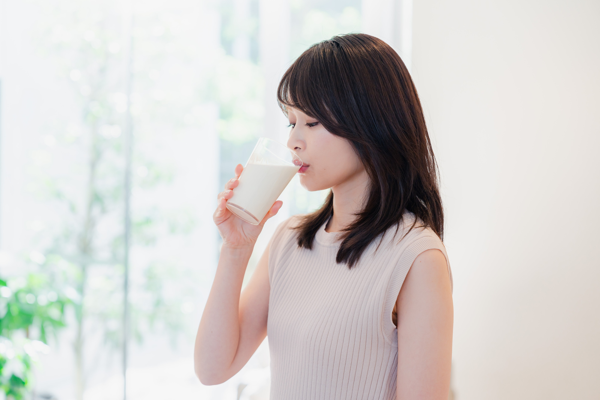 ミルクを飲む女性