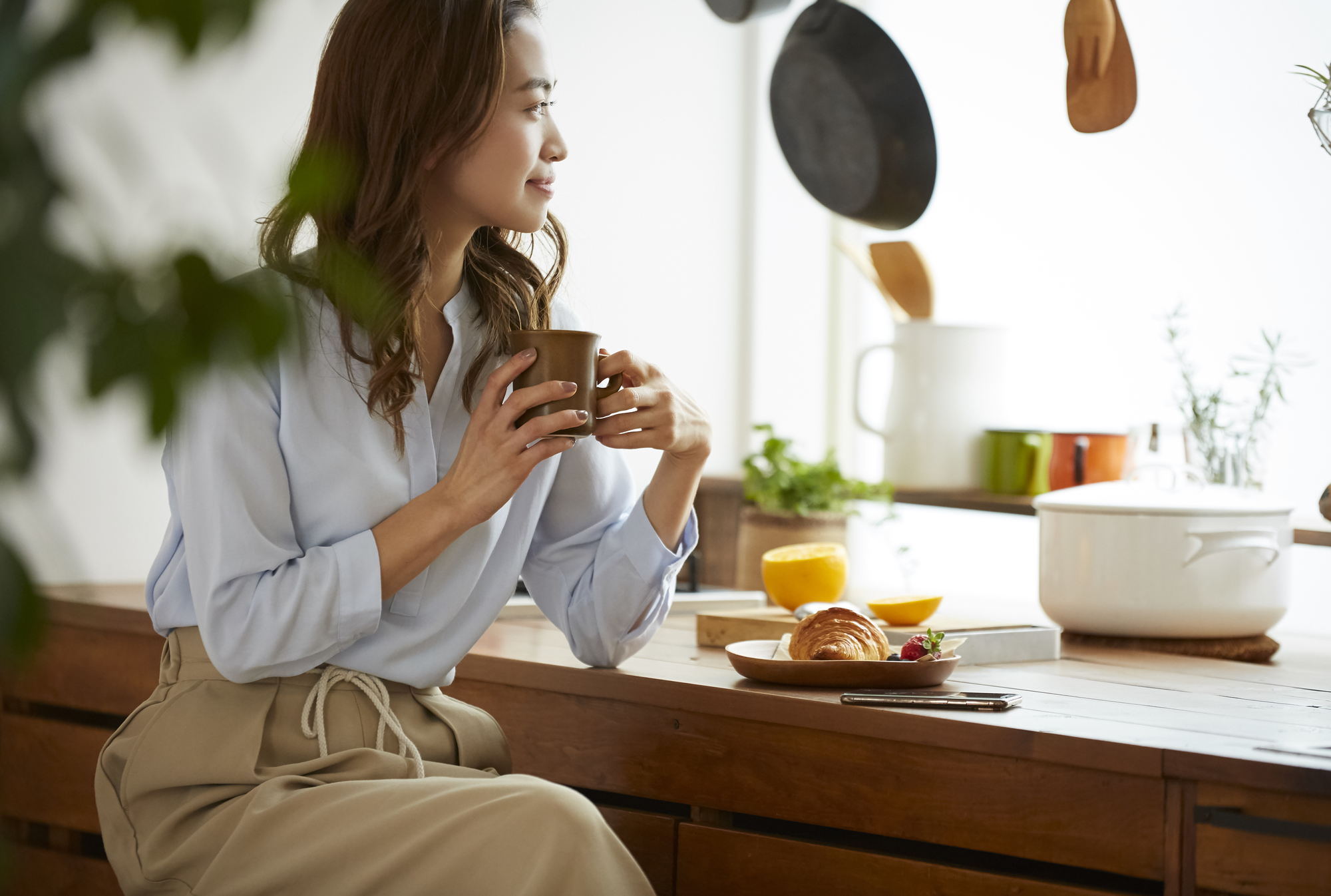 朝食をとる女性