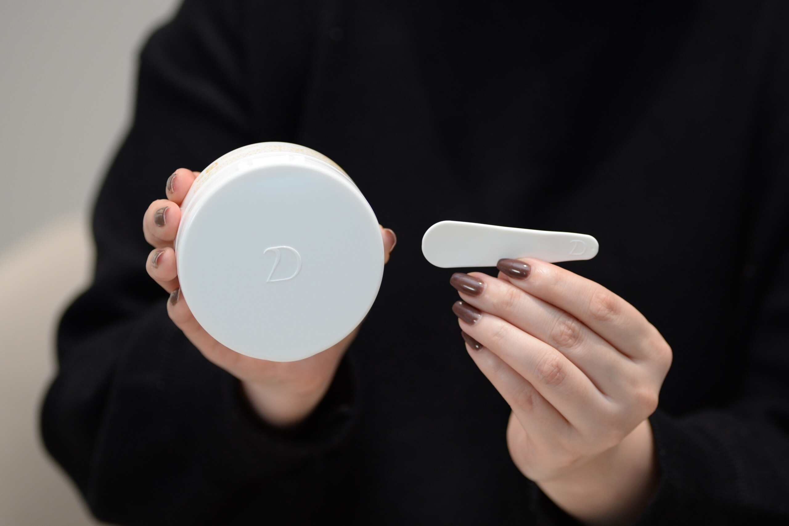 DUO ザ クレンジングバーム ホワイトEXの本体とスパチュラ
