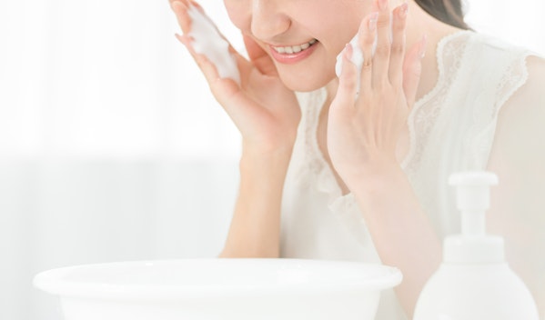 洗顔する女性