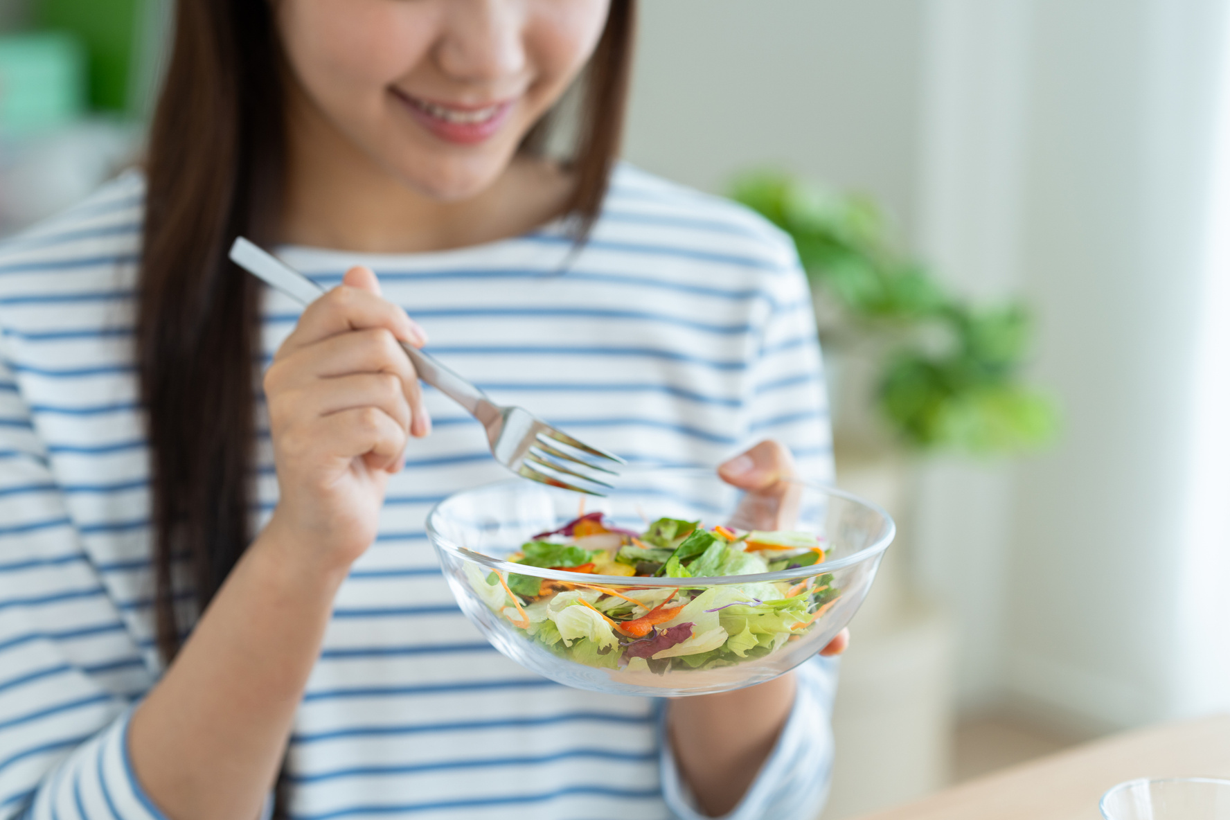 サラダを食べる女性