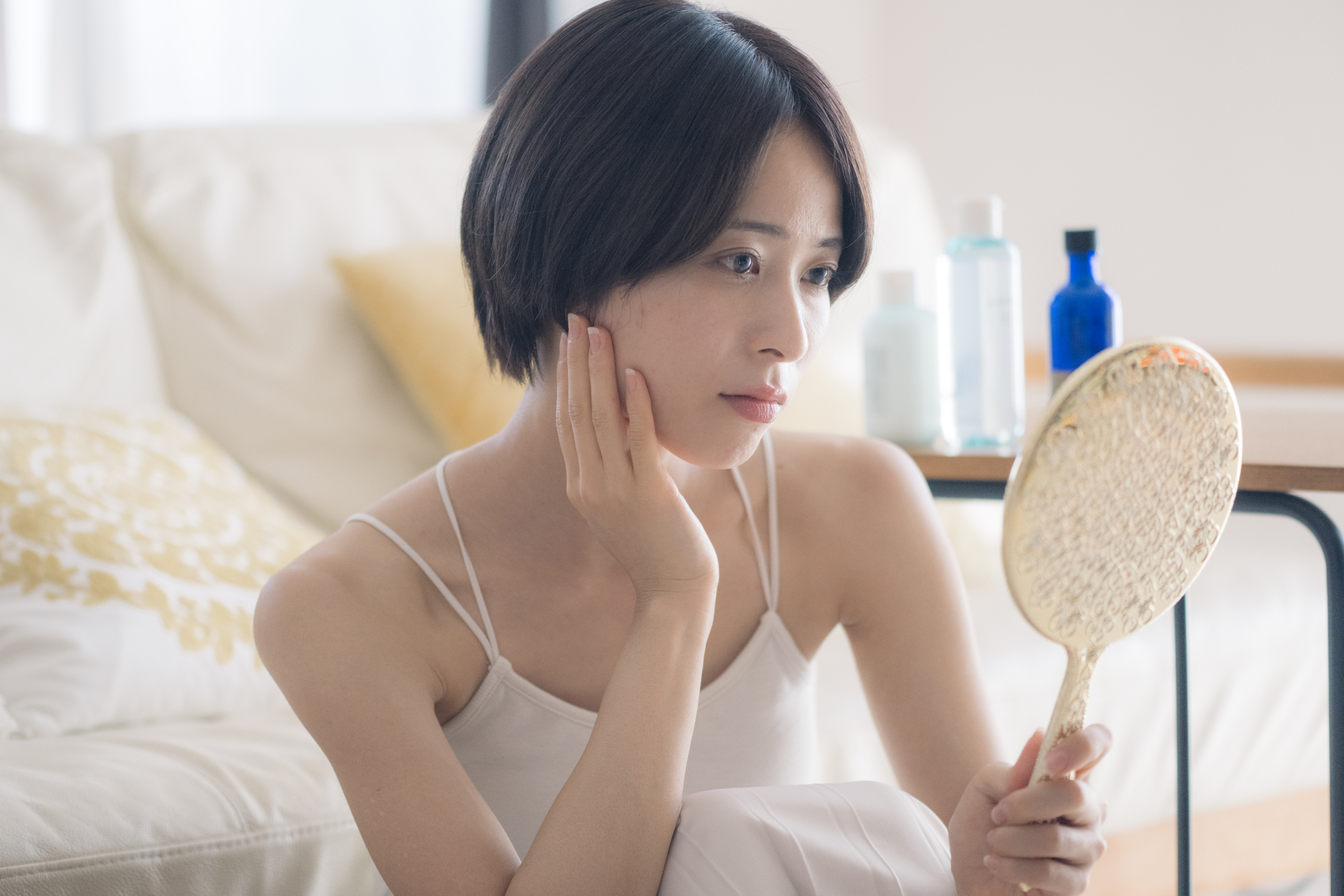 肌あれに悩む女性