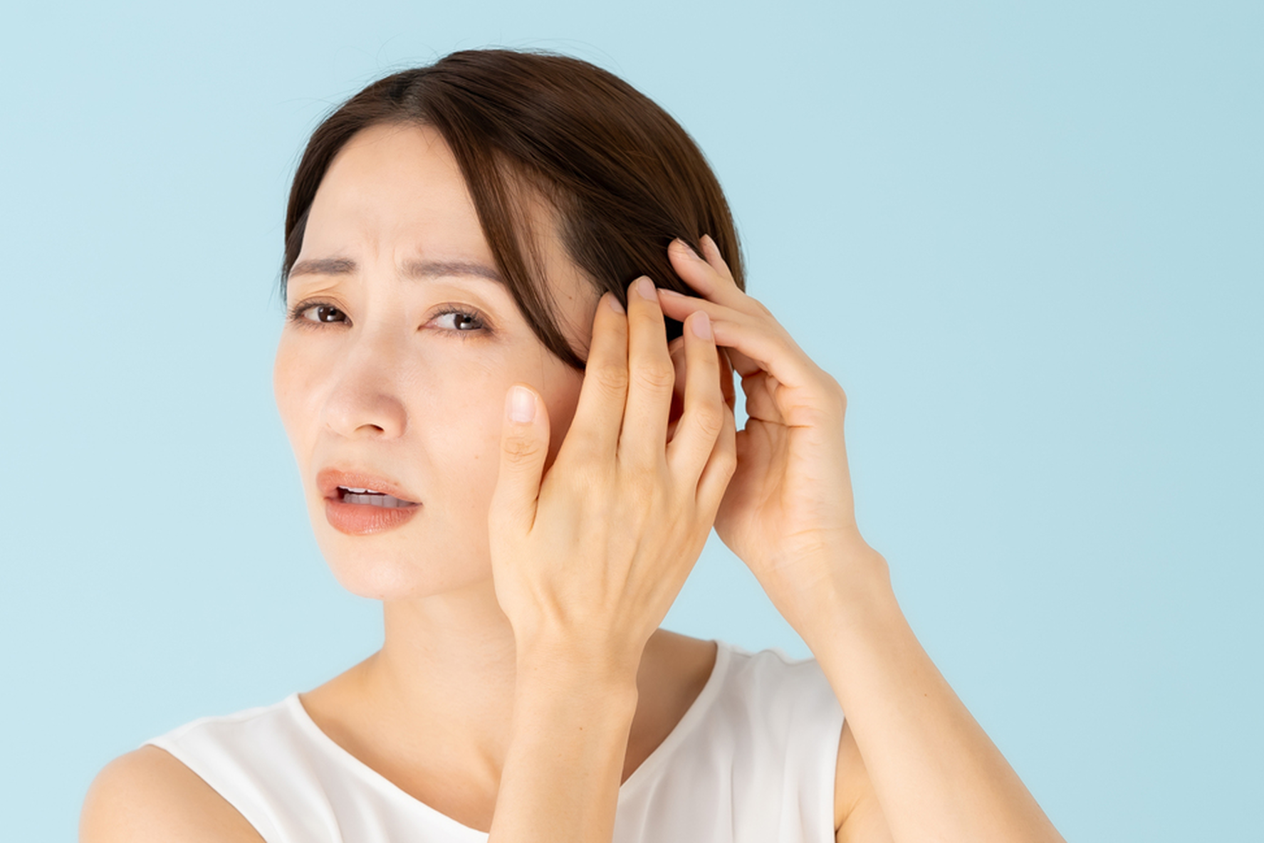 生え際を気にする女性
