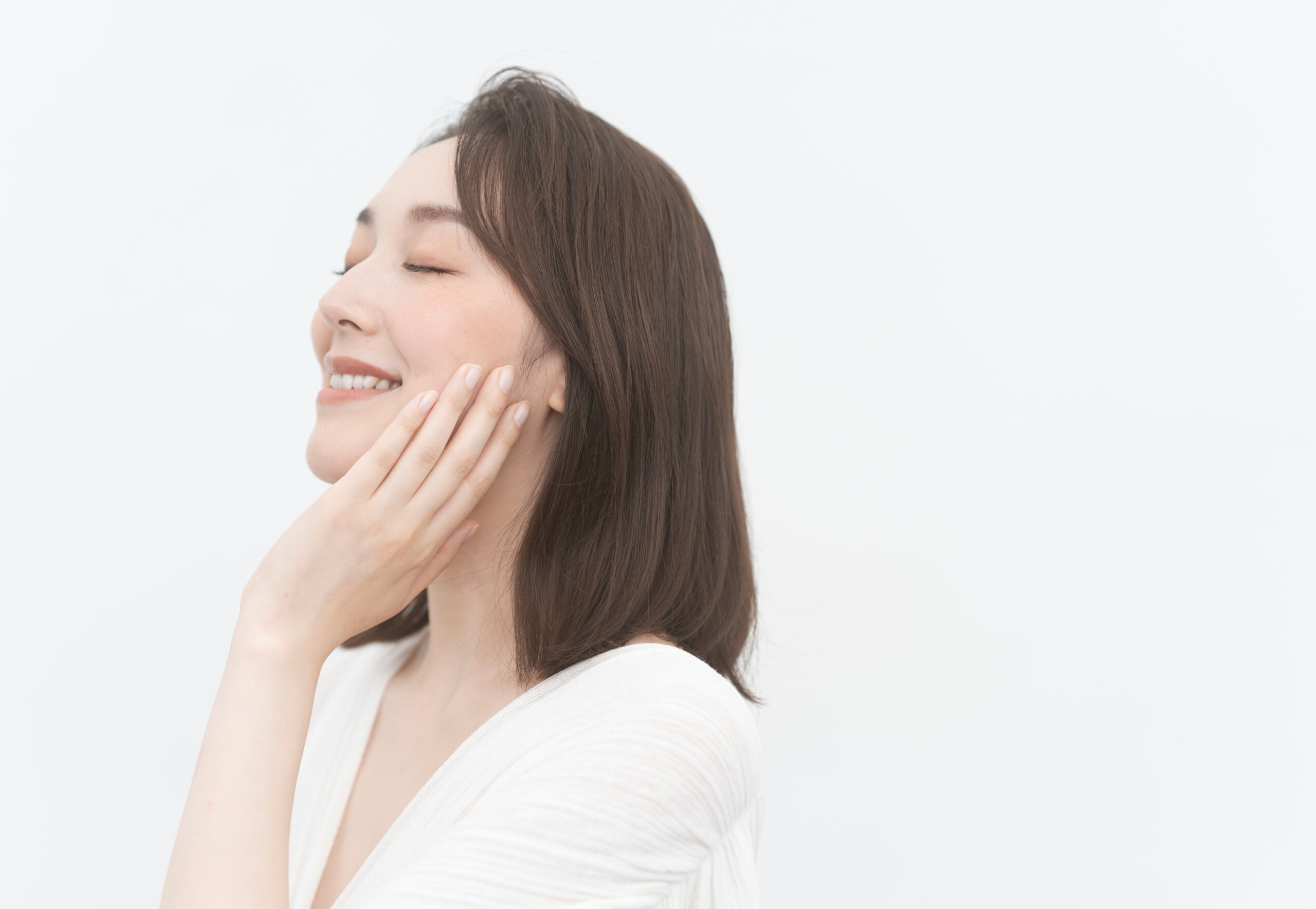 頬に手をあて、肌の変化を体感する女性