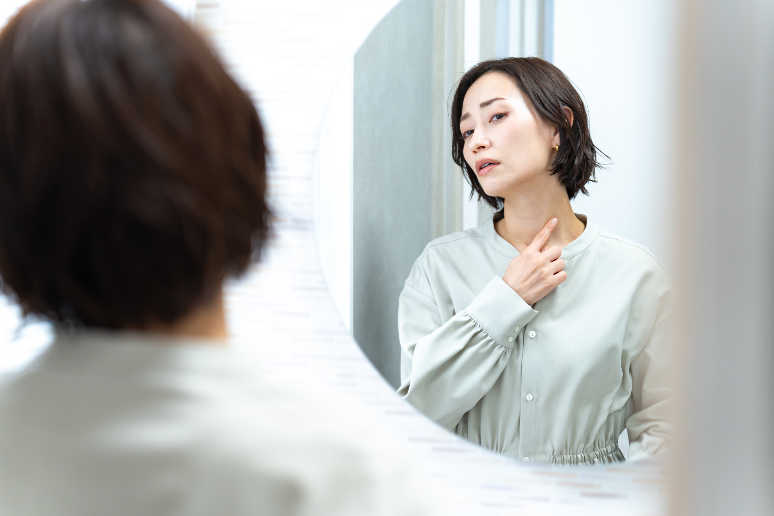 首筋を気にする女性