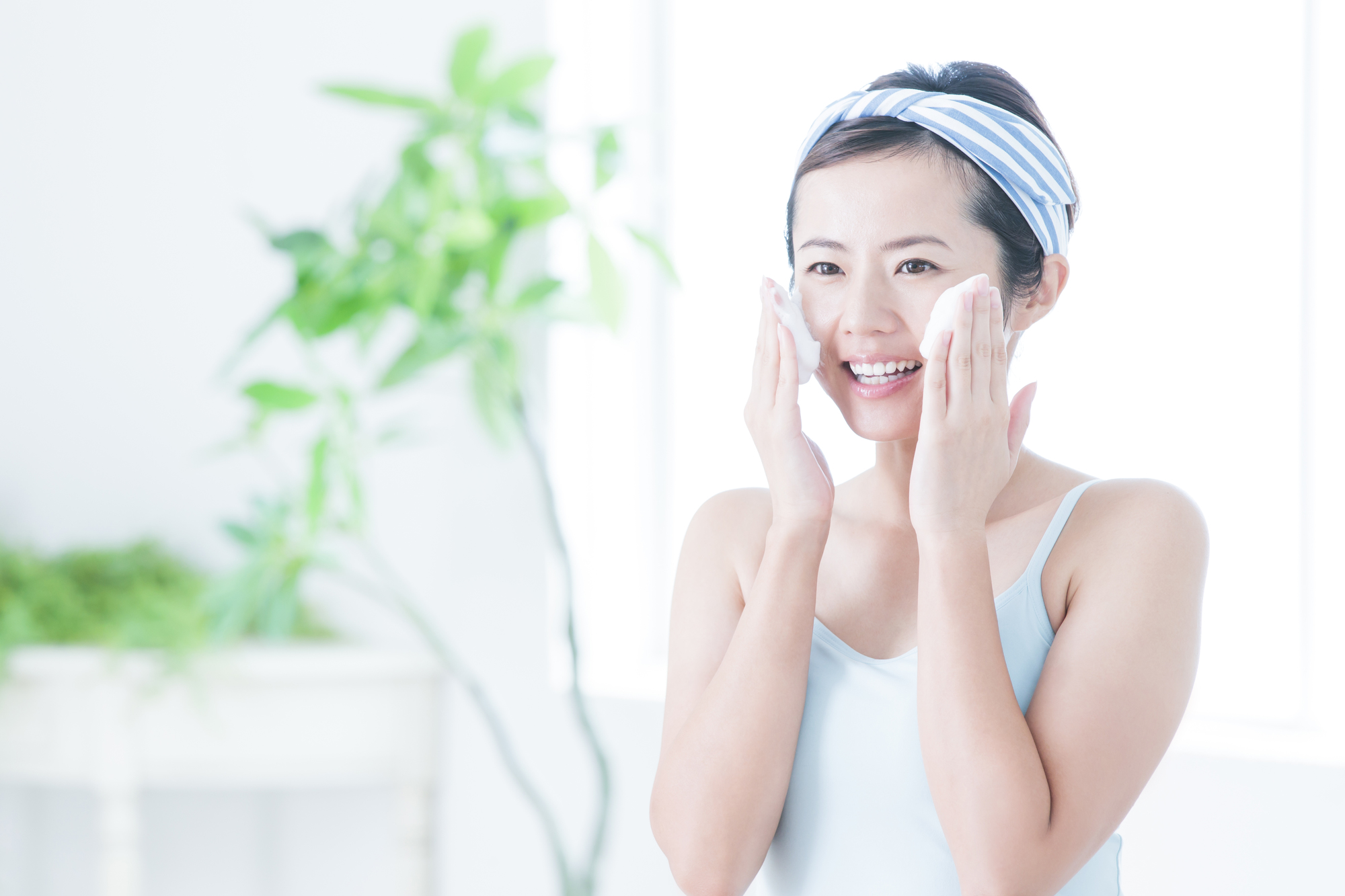 泡洗顔する女性