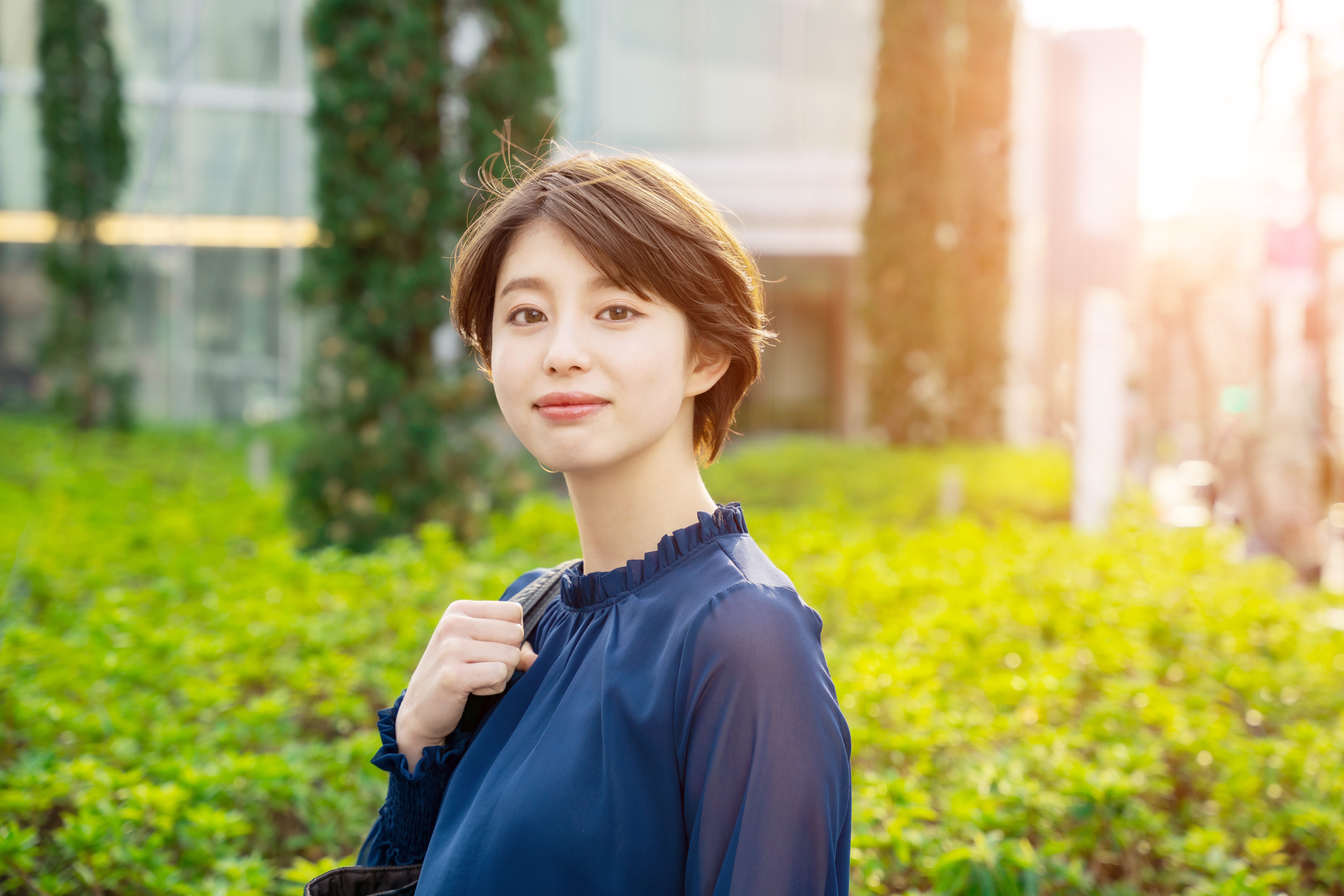夕陽を浴びる女性