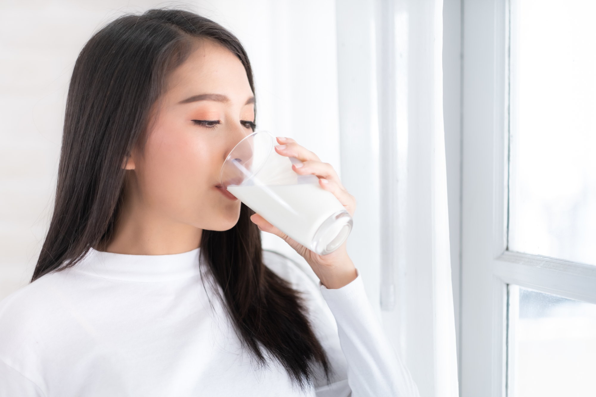 ミルクを飲む女性