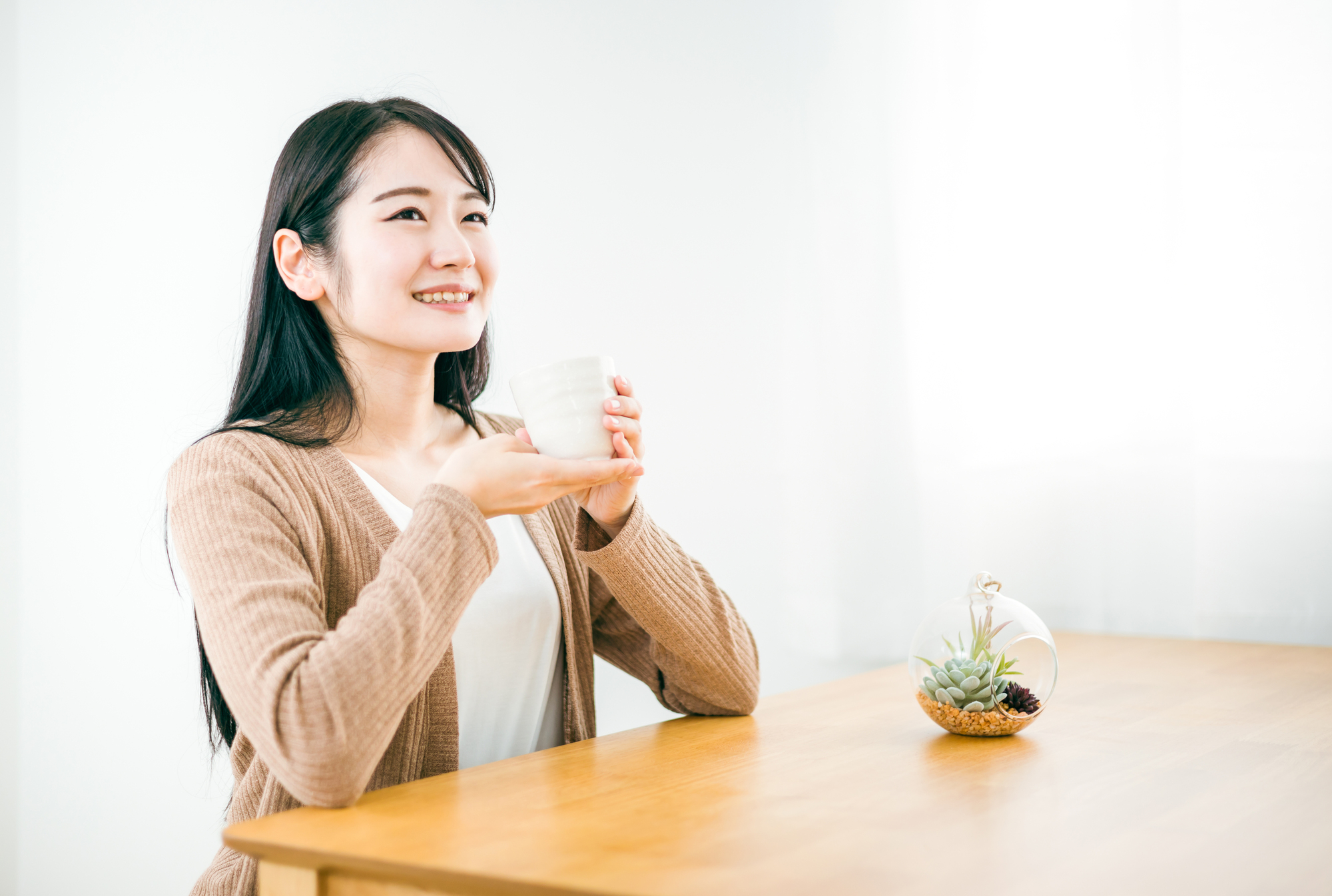 緑茶を飲む女性