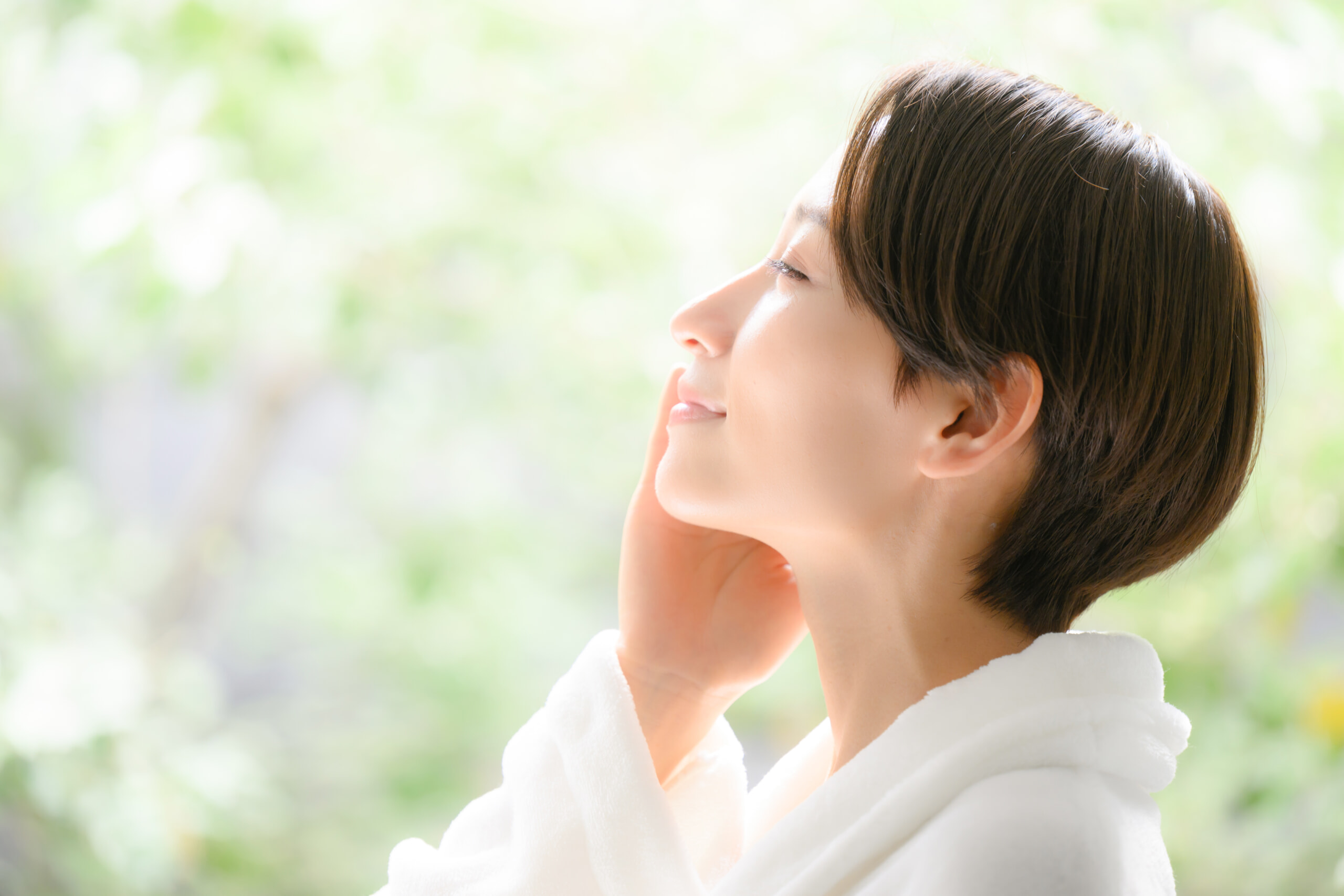 肌のうるおいを体感する女性