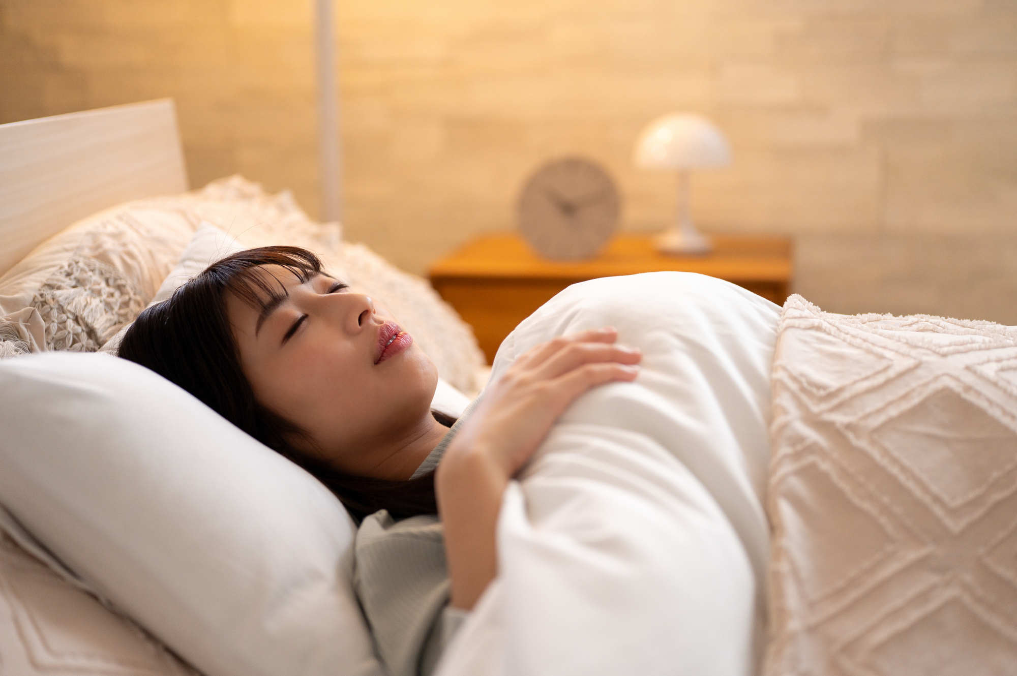 睡眠する女性