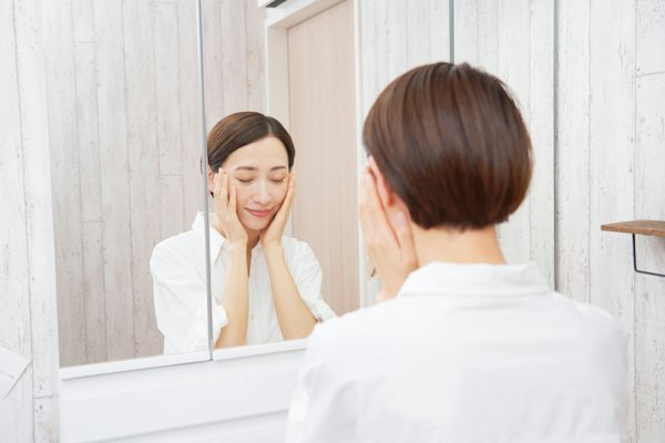 スキンケアする女性