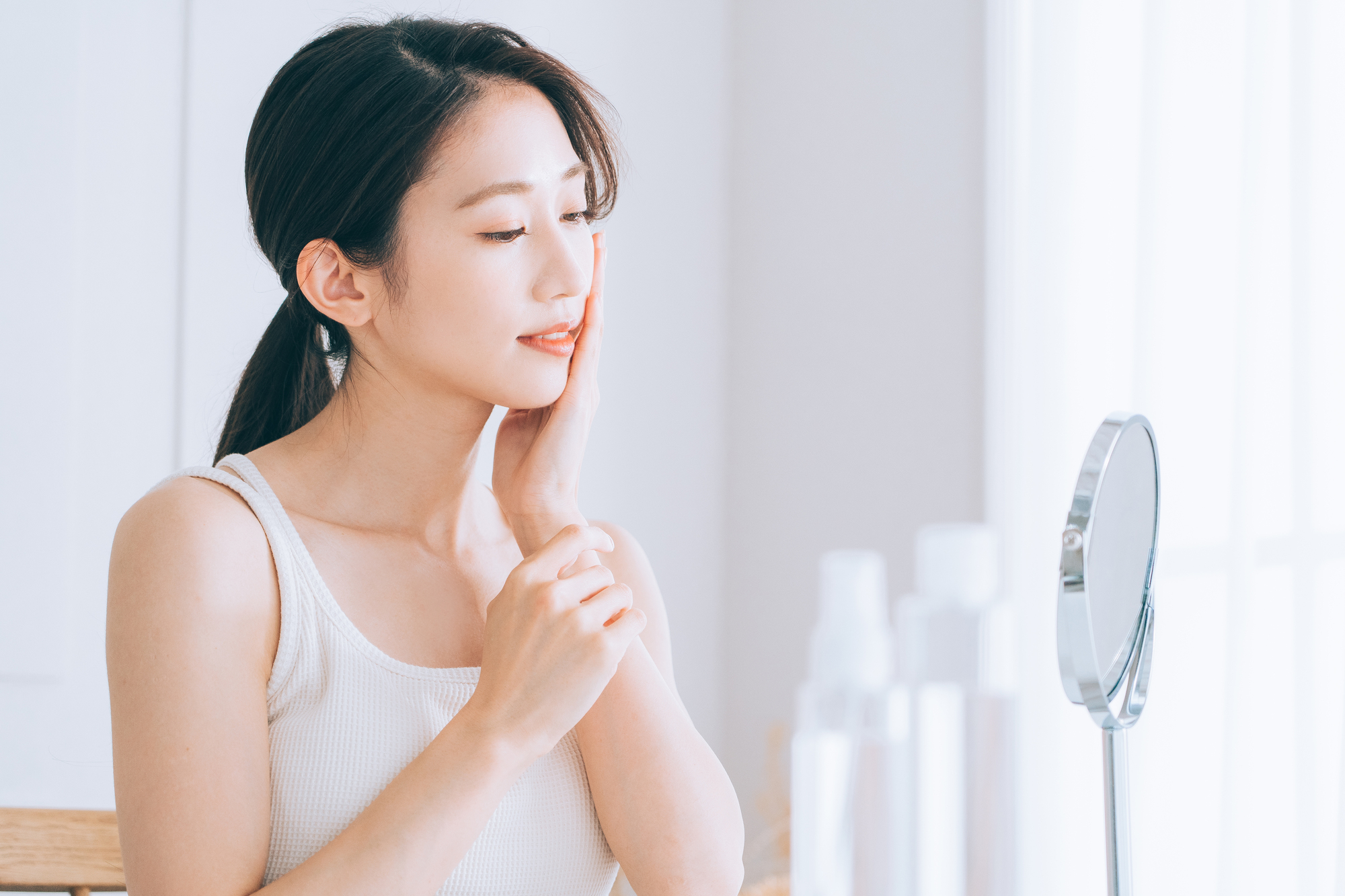 スキンケアする女性