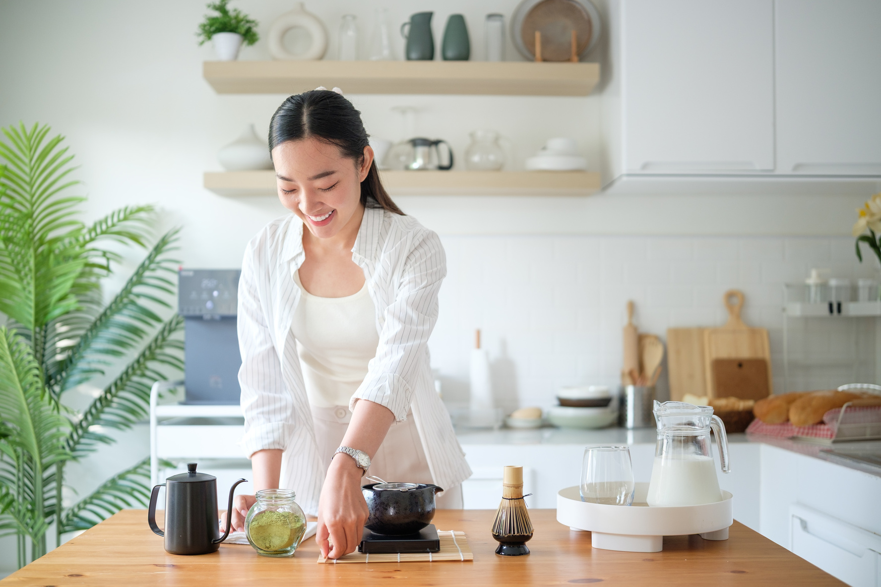 緑茶を淹れる女性