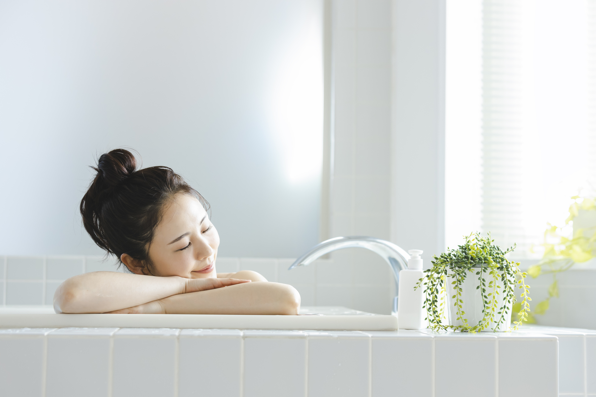 湯船に浸かる女性
