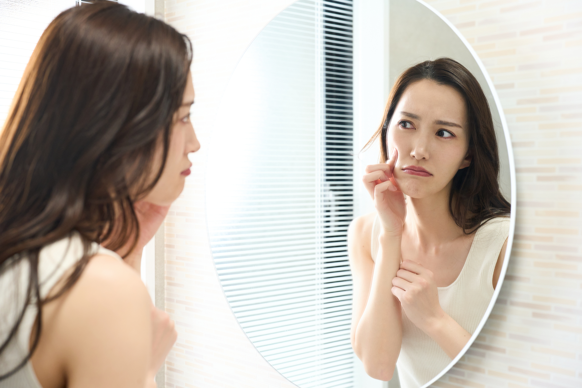肌あれに悩む女性