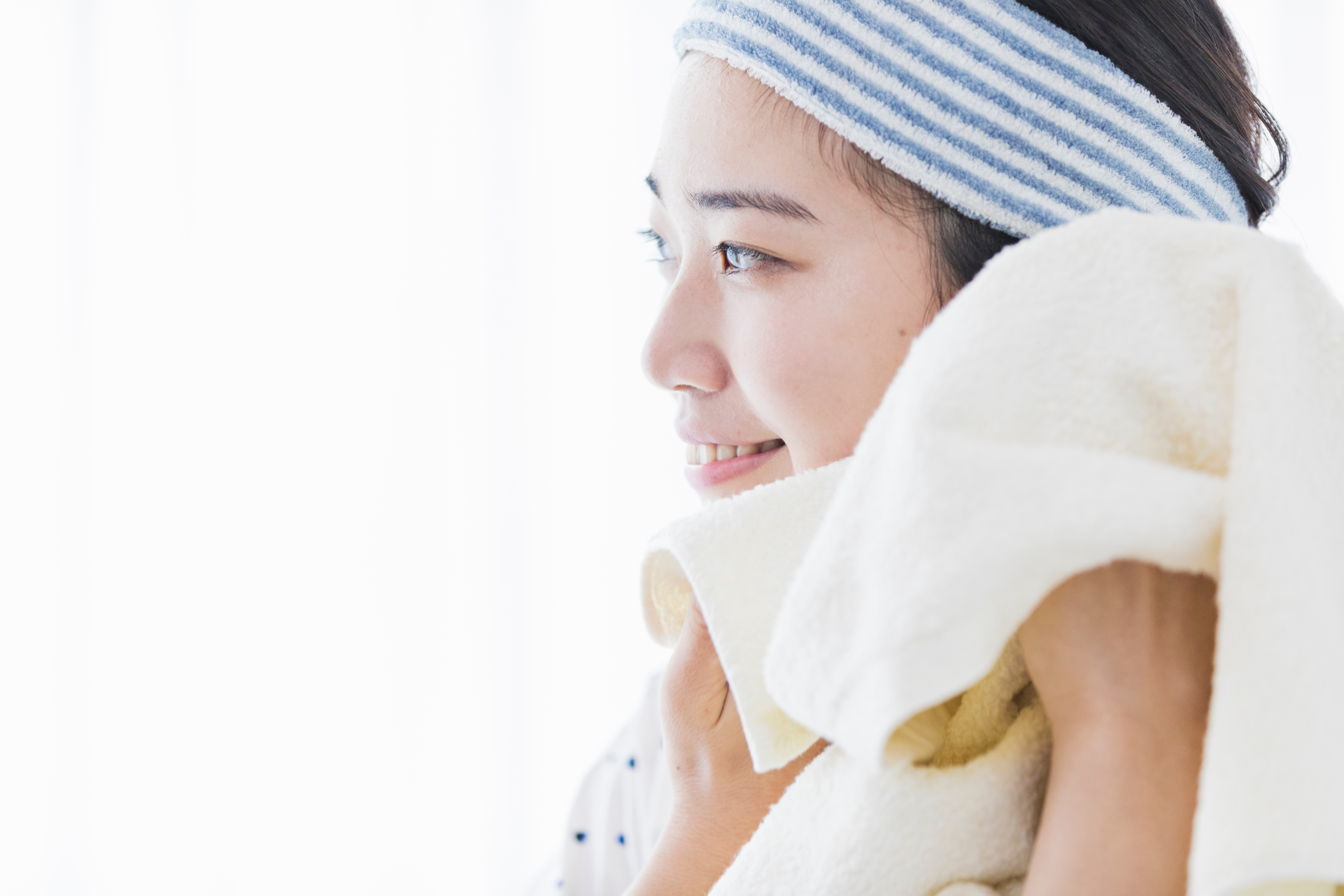 タオルで顔を拭く女性