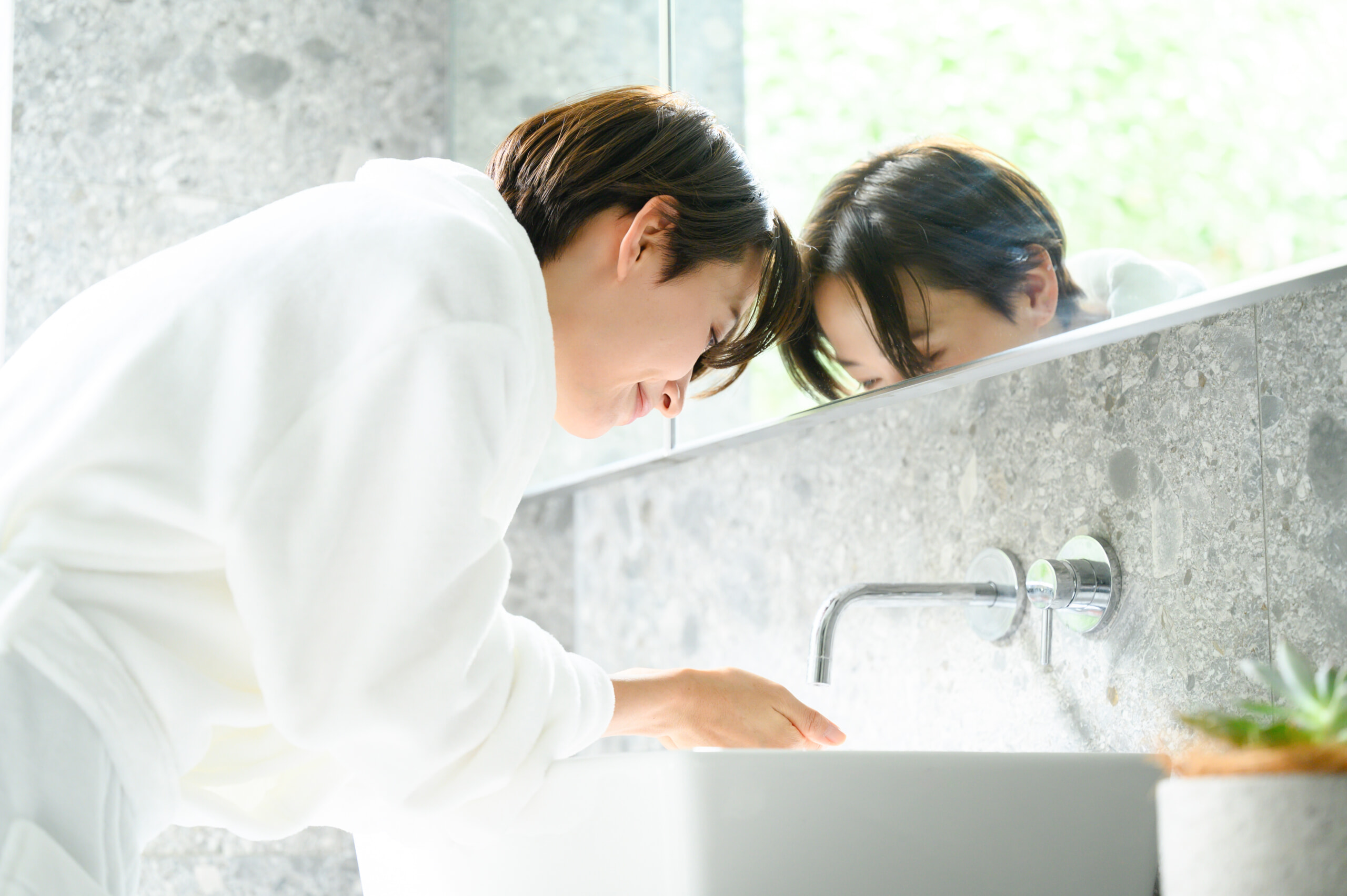 洗顔する女性