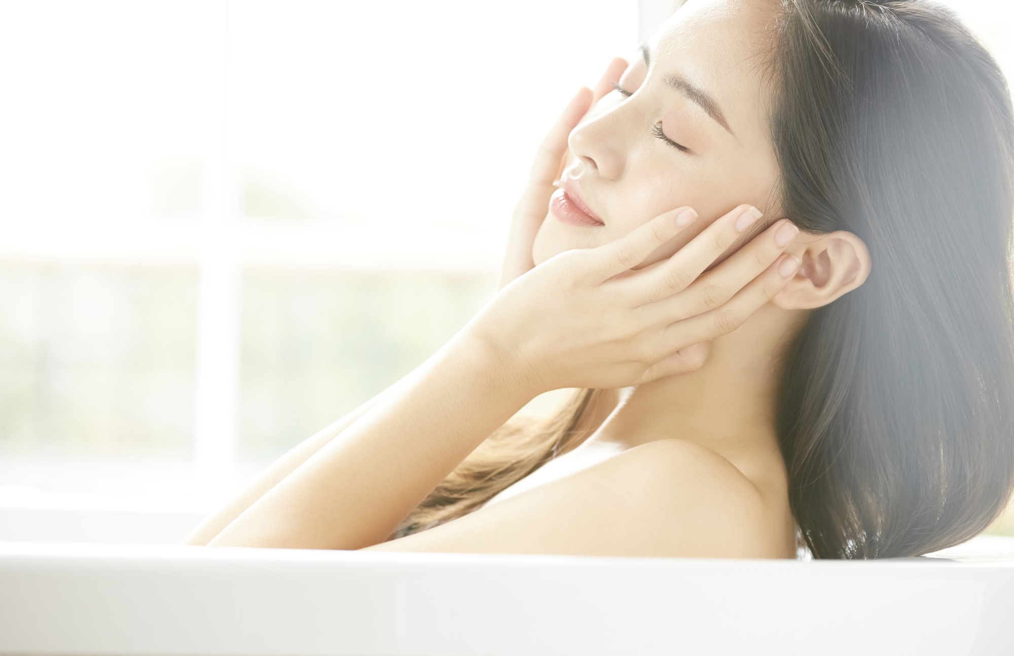 お風呂に入る女性