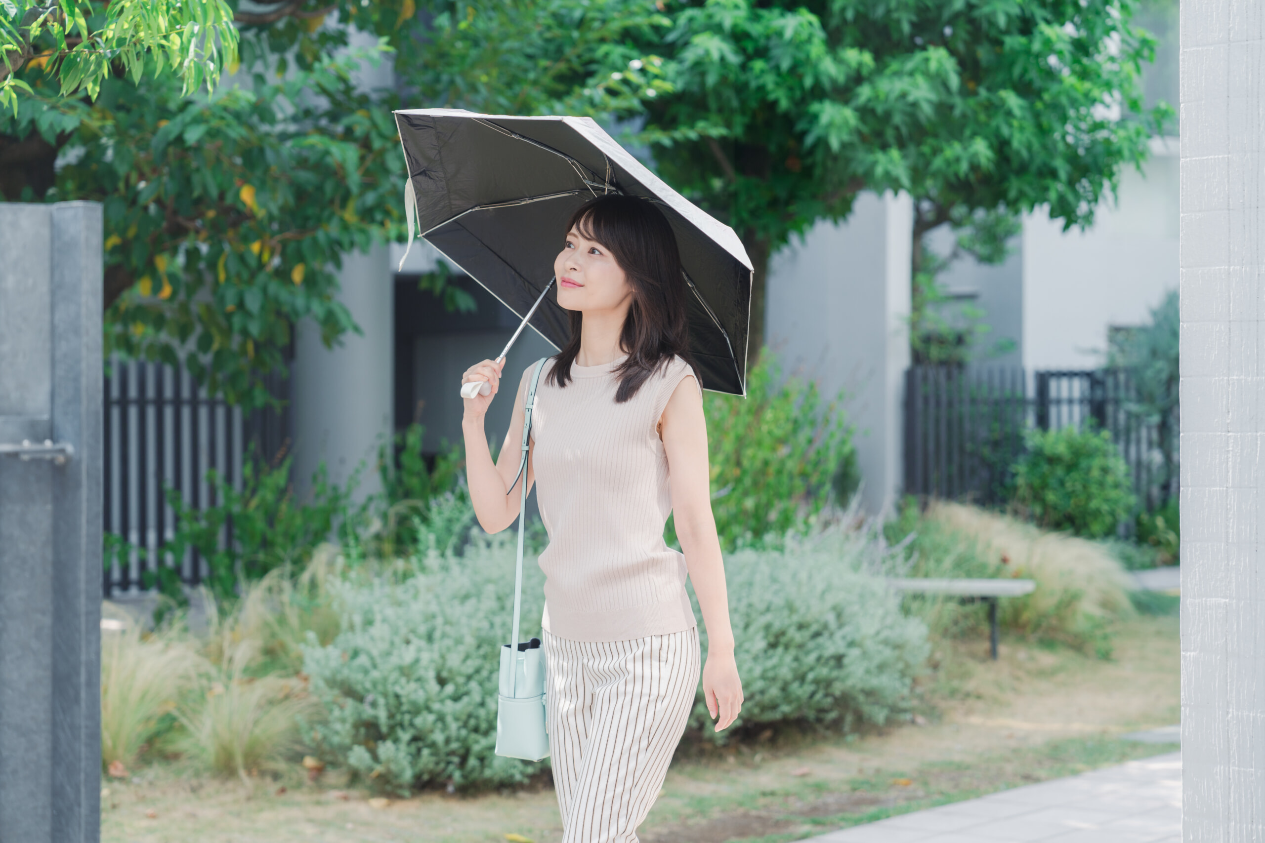 日傘をさす女性